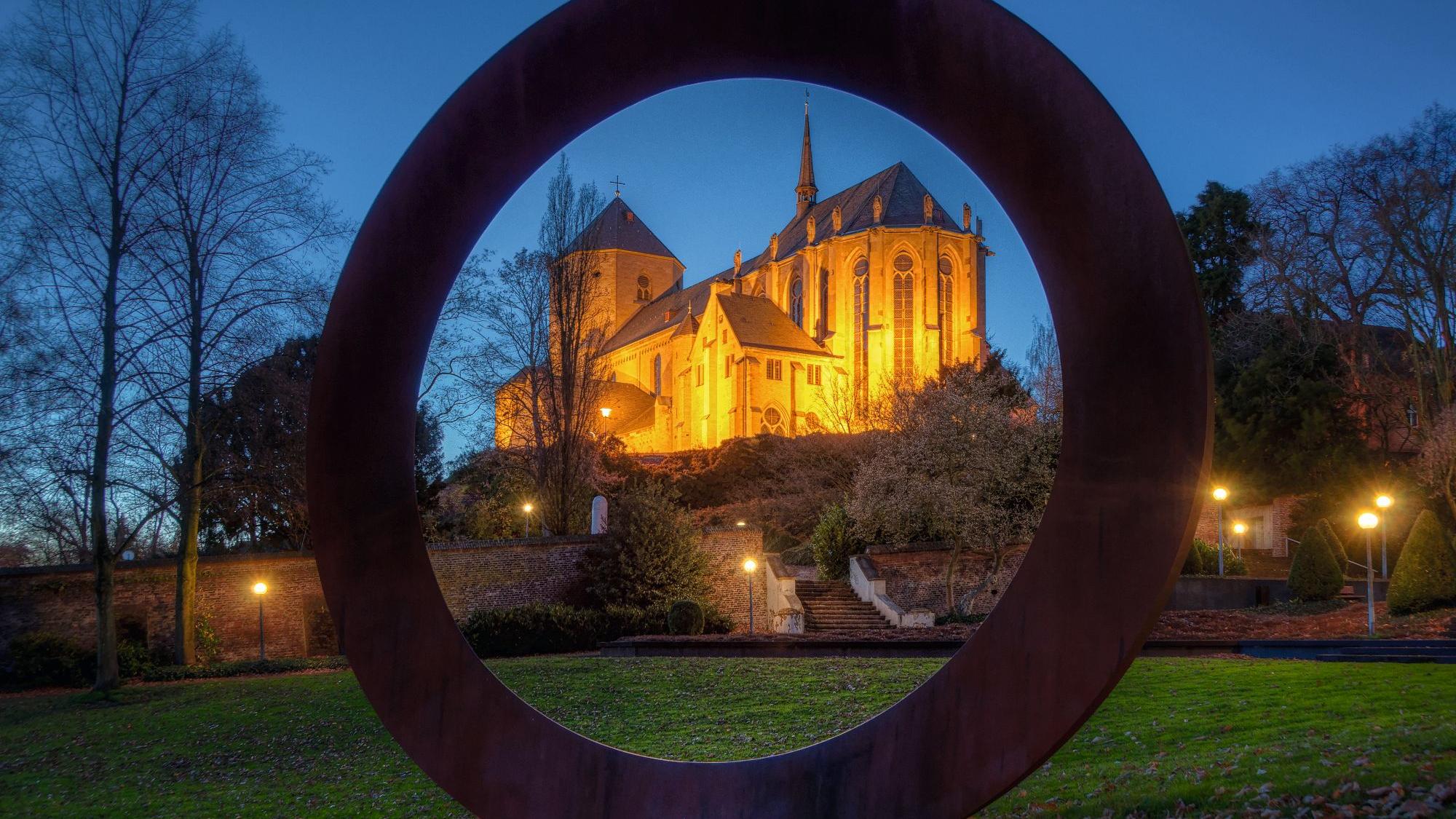 Die Münster-Basilika auf dem Abteiberg ist ein Wahrzeichen der Stadt Mönchengladbach. Nicht nur Christen sehen die Kirche als „ihr“ Münster. (c) Michael Fischer