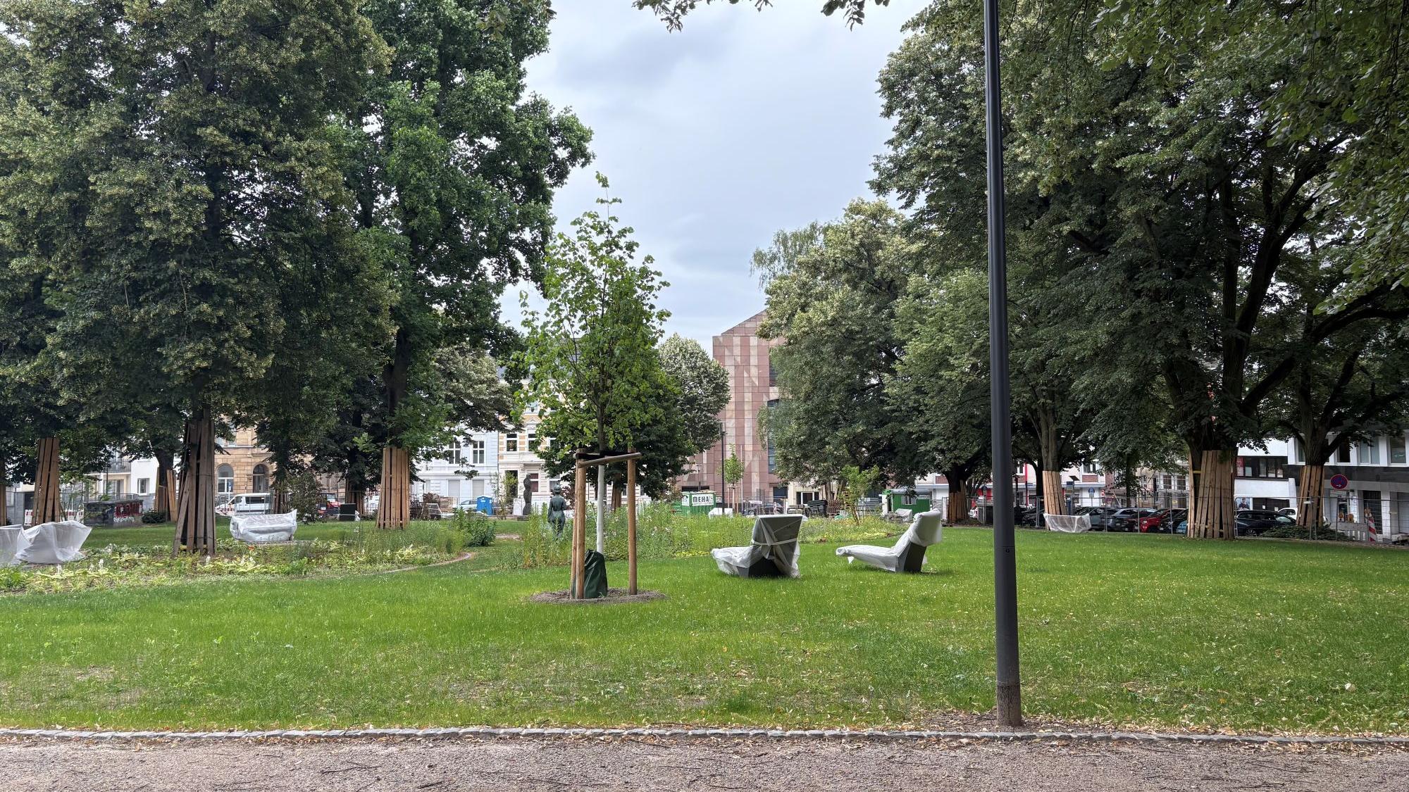 Die Grünanlage des Adenauerplatzes wird derzeit neu gestaltet. Im hinteren Teil des Bildes ist die Albertuskirche erkennbar. (c) Garnet Manecke