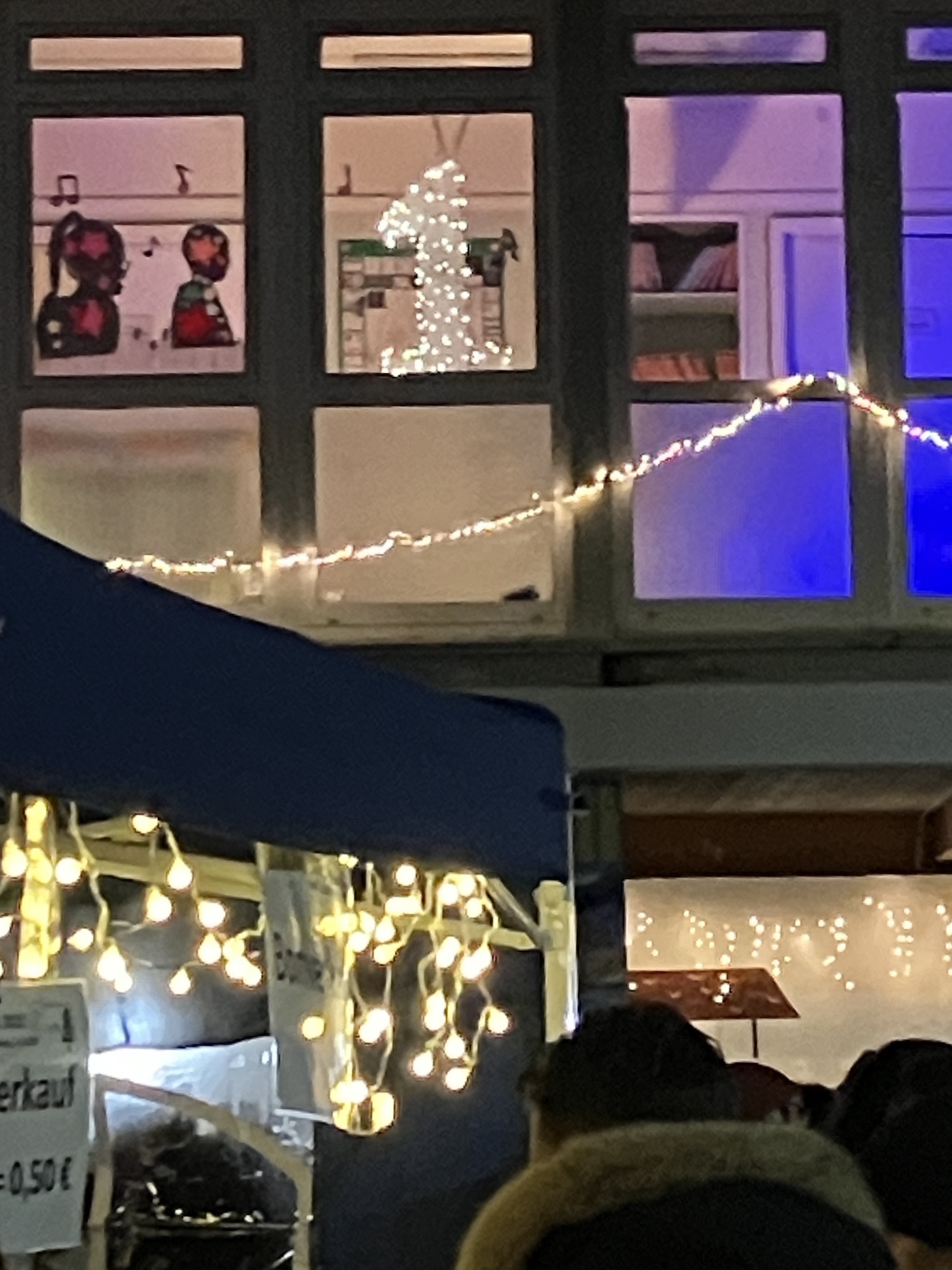 Das erste Adventsfenster leuchtete in Baesweiler beim Weihnachtsmarkt der Grengrachtschule. (c) Andrea Thomas