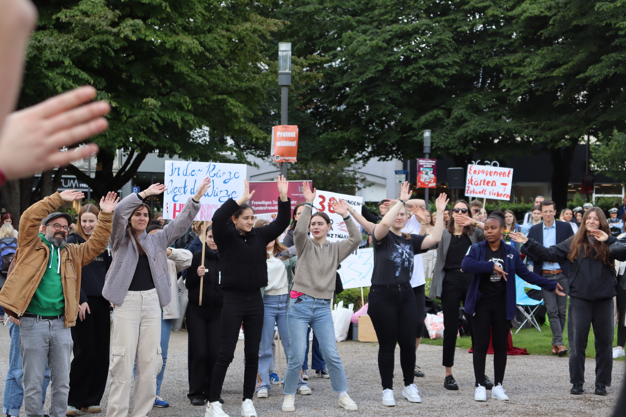 Ernstes Thema in eine fröhliche Aktion verpackt: Die Freiwilligen beim Flashmob im Elisengarten. (c) Andrea Thomas