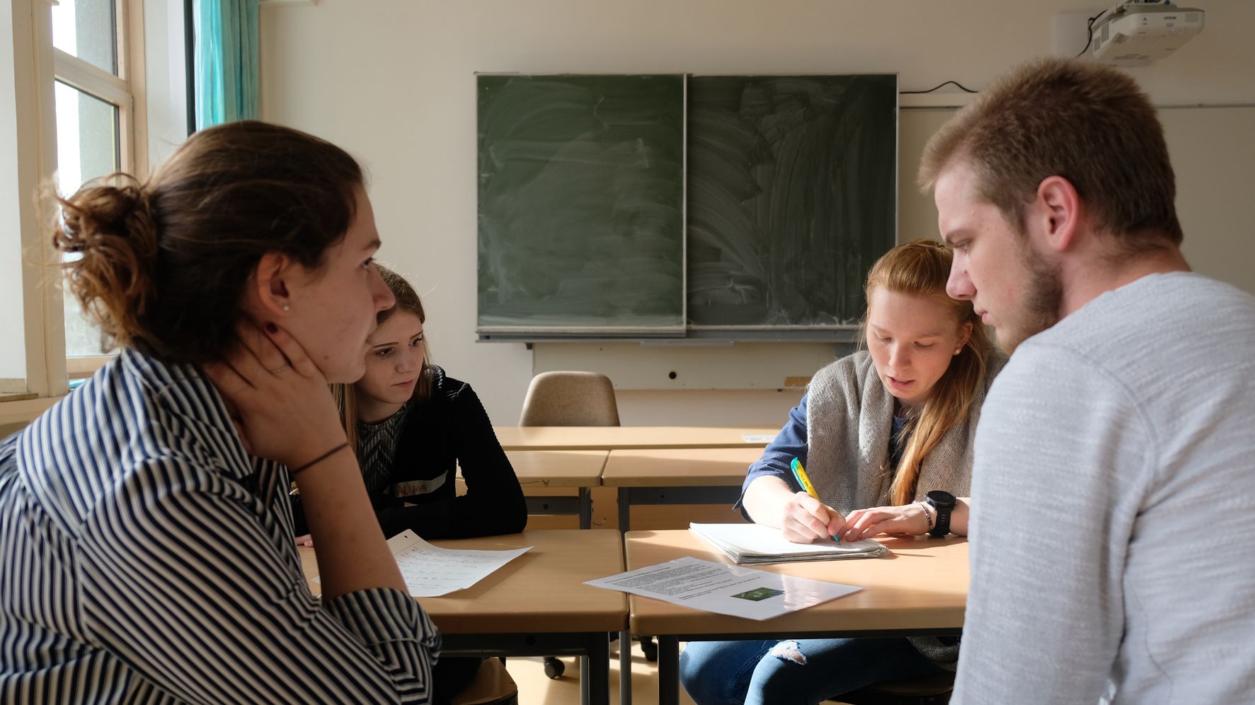 Leonie, Alina, Hannah und Lukas (von links) arbeiten konzentriert an der Pressekonferenz des Fußballtrainers. (c) Rauke Xenia Bornefeld