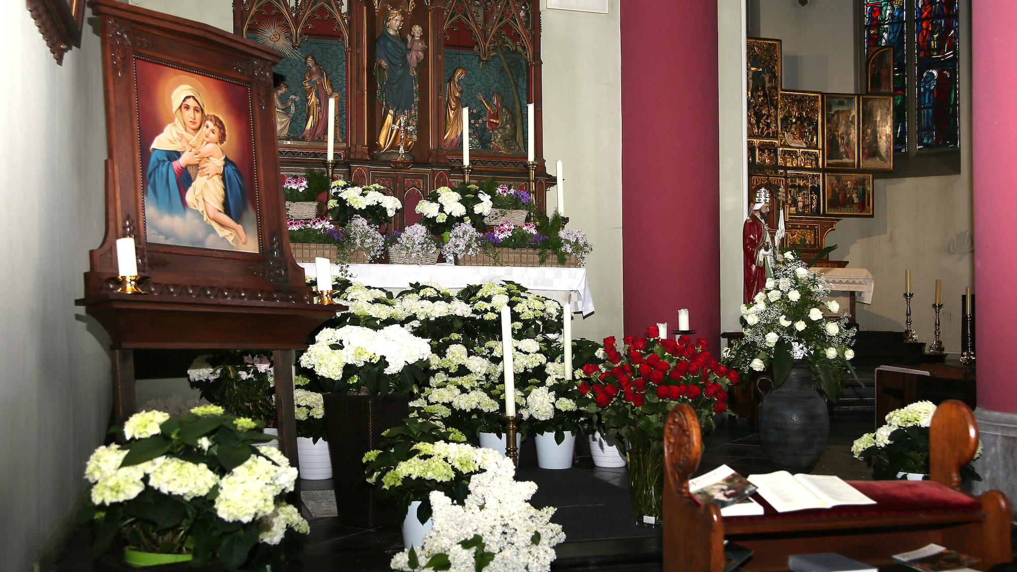 Hunderte Blumen schmücken den Marienaltar in Rödingen. (c) Günter Jagodzinska