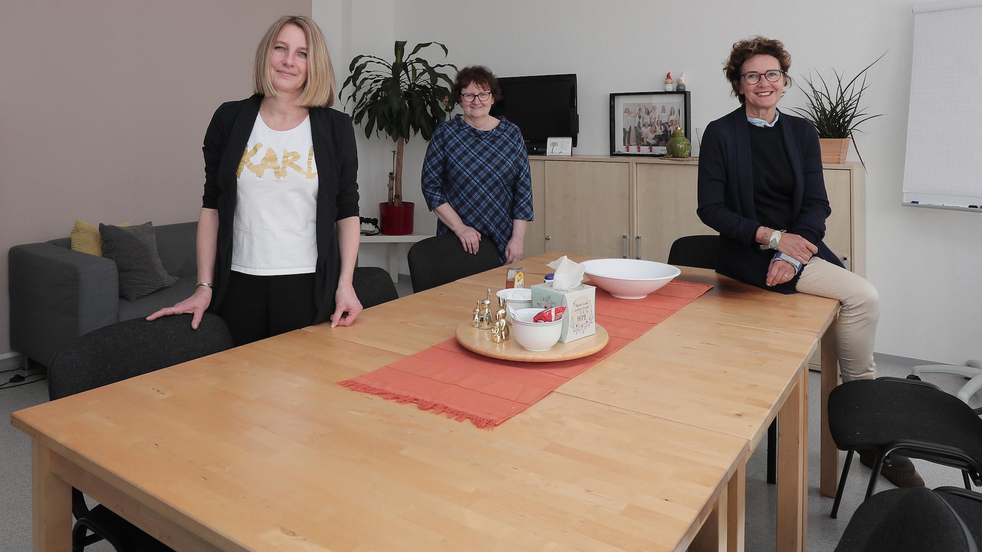 Juliane Saulle (l.) leitet Mika beim SKF, daneben SKF-Geschäftsführerin Martina Eckers und Vorsitzende Anne Schneider. (c) Dirk Jochmann