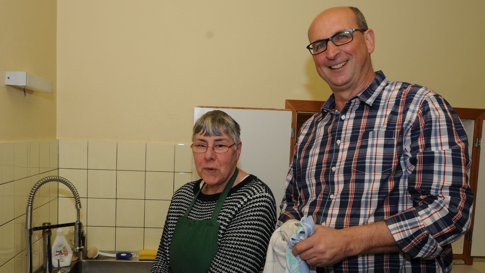 Seit sie einen Arbeitsvertrag hat, fühlt sich Theresa Szillat wieder gut. Mit ihrem Chef, Johannes Eschweiler, wird beim Spülen über alles Mögliche geredet. (c) Garnet Manecke