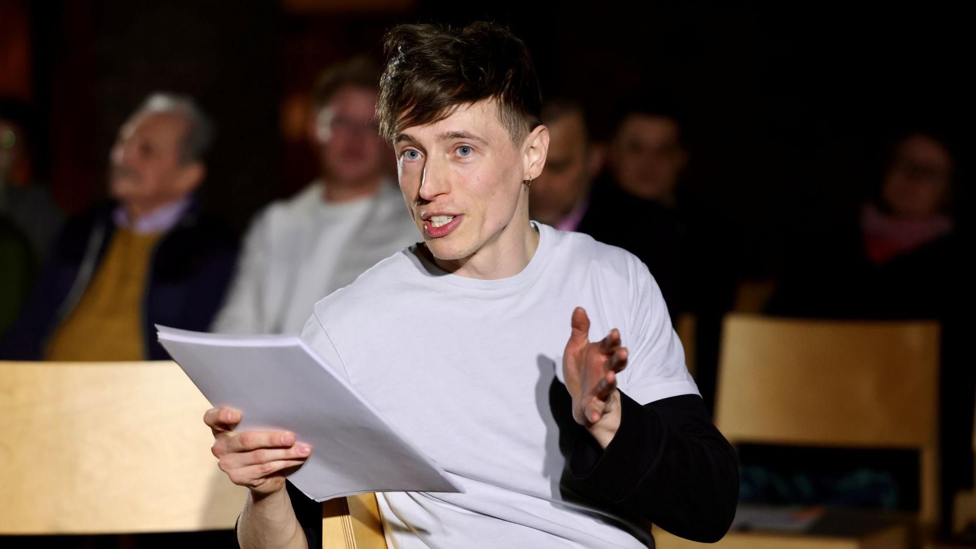 Schauspieler Tim Adam ließ verschiedene Seiten im Konflikt um die Braunkohle zu Wort kommen. Ohne Gebrüll, ohne Vorverurteilung. (c) Stephan Johnen