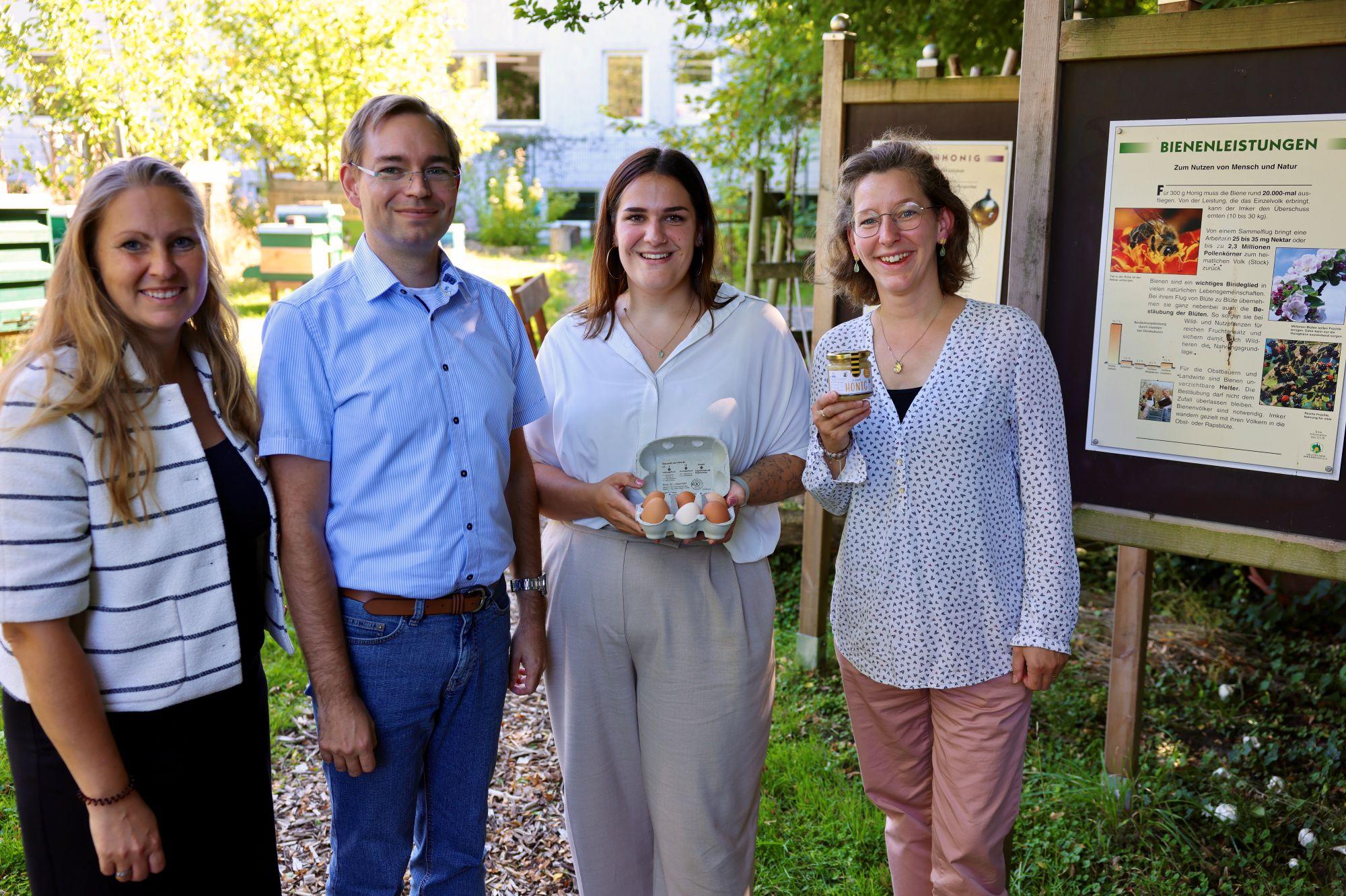 Julia Rathmann (von links), Stefan Keirat, Larah Musu und Anna Christina Kleinlosen sind aktiv in Sachen Nachhaltigkeit.