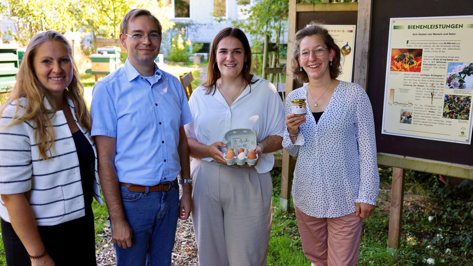 Julia Rathmann (von links), Stefan Keirat, Larah Musu und Anna Christina Kleinlosen sind aktiv in Sachen Nachhaltigkeit. (c) Stephan Johnen