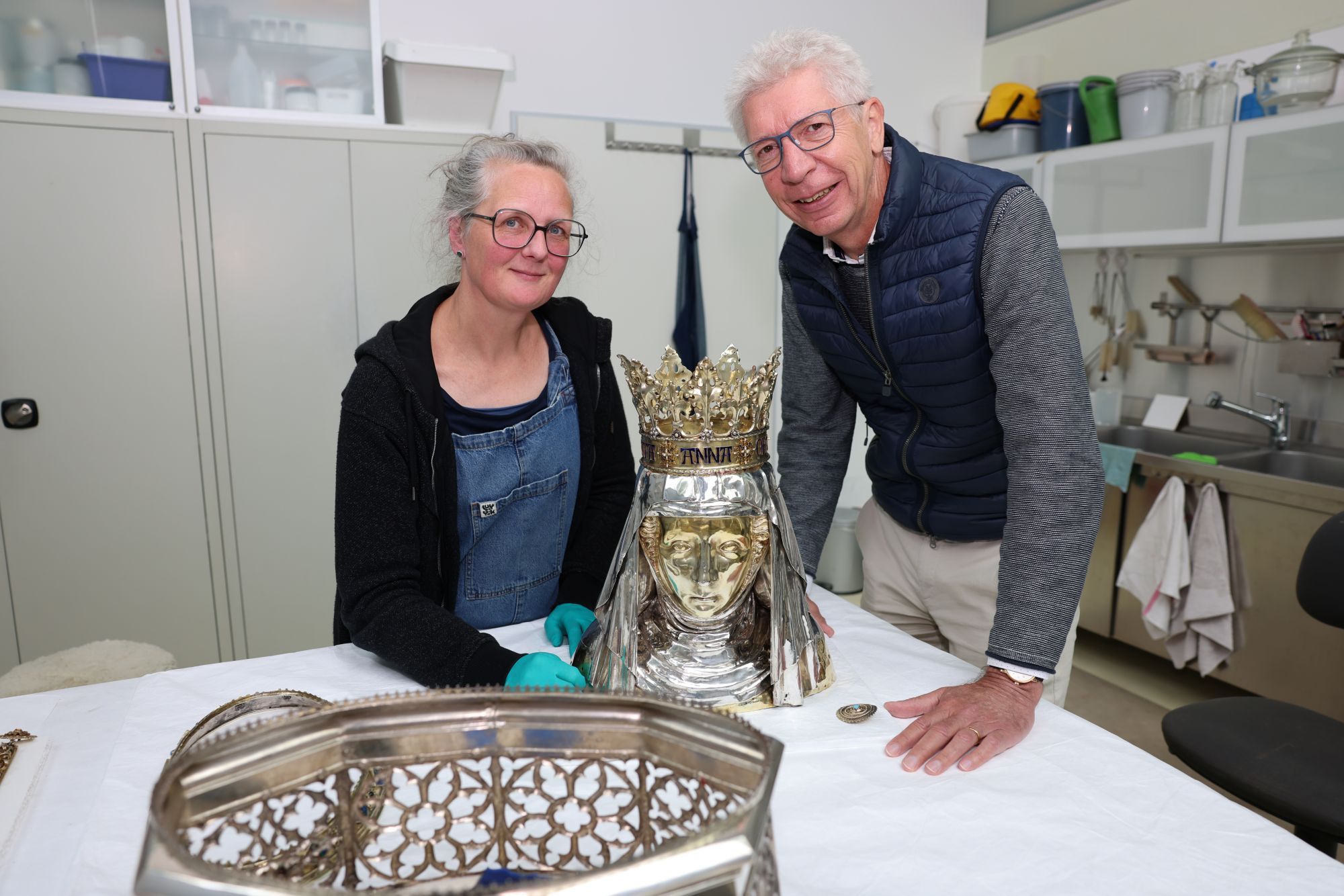 Restauratorin Anna Freund und Ulrich Flatten in der Werkstatt. (c) Stephan Johnen