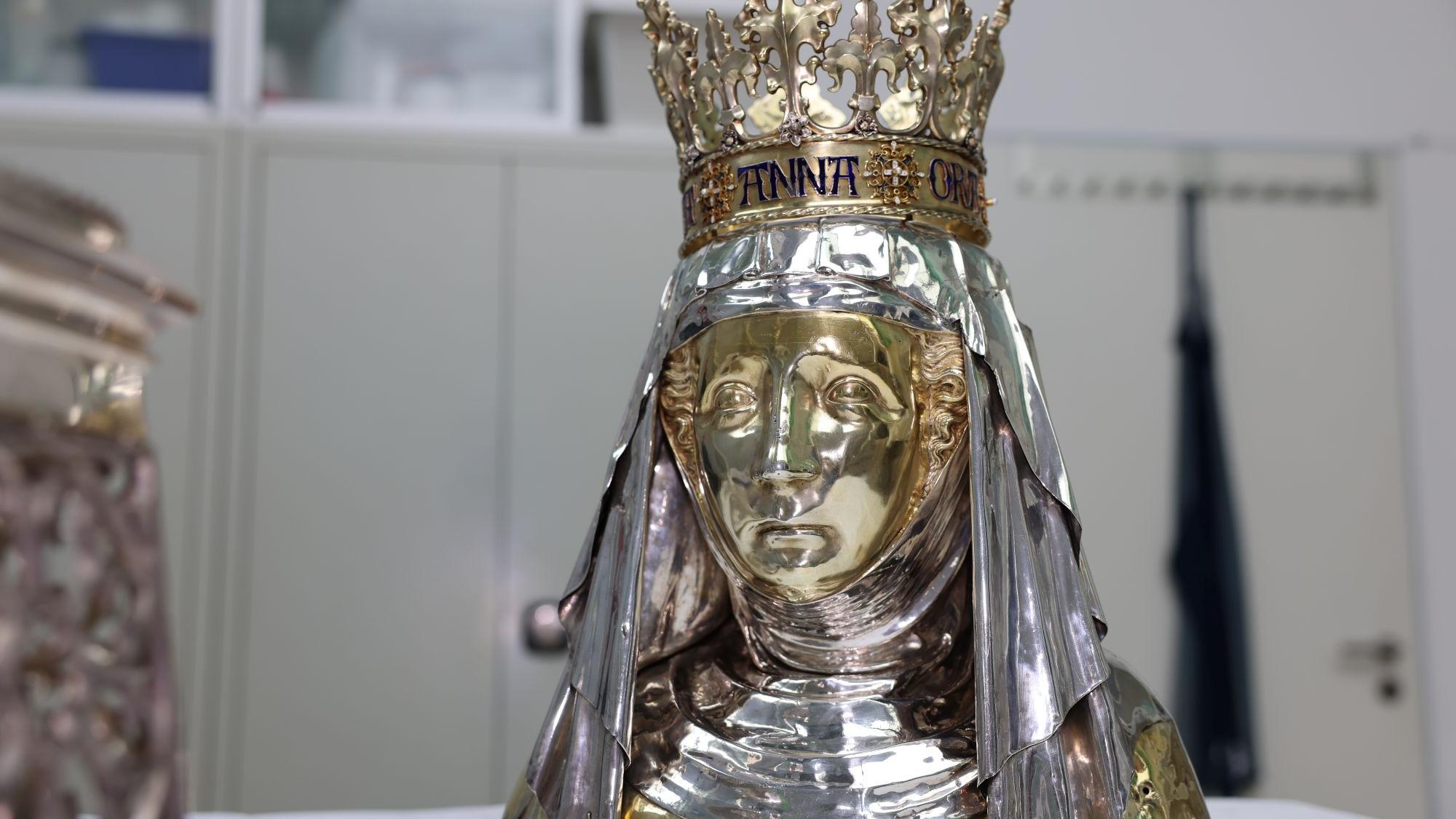Die Art und Weise, wie das Anna-Haupt nach Düren kam, sorgte für Streit. Ein Steinmetz aus Kornelimünster nahm die Reliquie Ende 1500 in der Kirche St. Stephan zu Mainz an sich. Als die Mainzer nach einiger Suche der Reliquie wieder habhaft wurden, verhinderte die Dürener Bevölkerung den Abtransport. 1506 entschied Papst Julius II. per Bulle den Streit zwischen den beiden Städten zugunsten der Dürener.