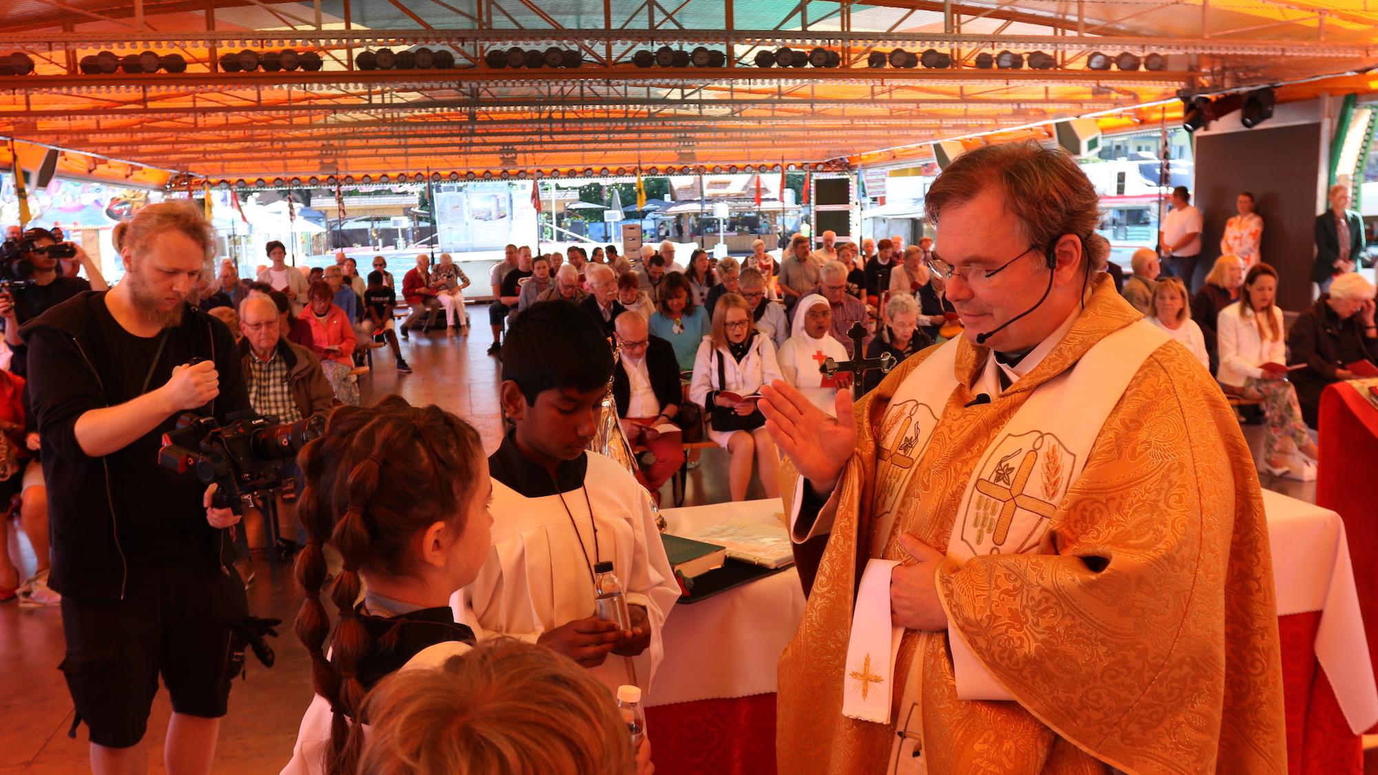 Am ersten Sonntag der Kirmes wird in Düren traditionell Gottesdienst auf dem Autoscooter gefeiert. Vor Ort war auch die Reliquie der heiligen Mutter Anna, und die Kirmesorgel, Baujahr 1911, schmetterte Ave Maria. (c) Stephan Johnen