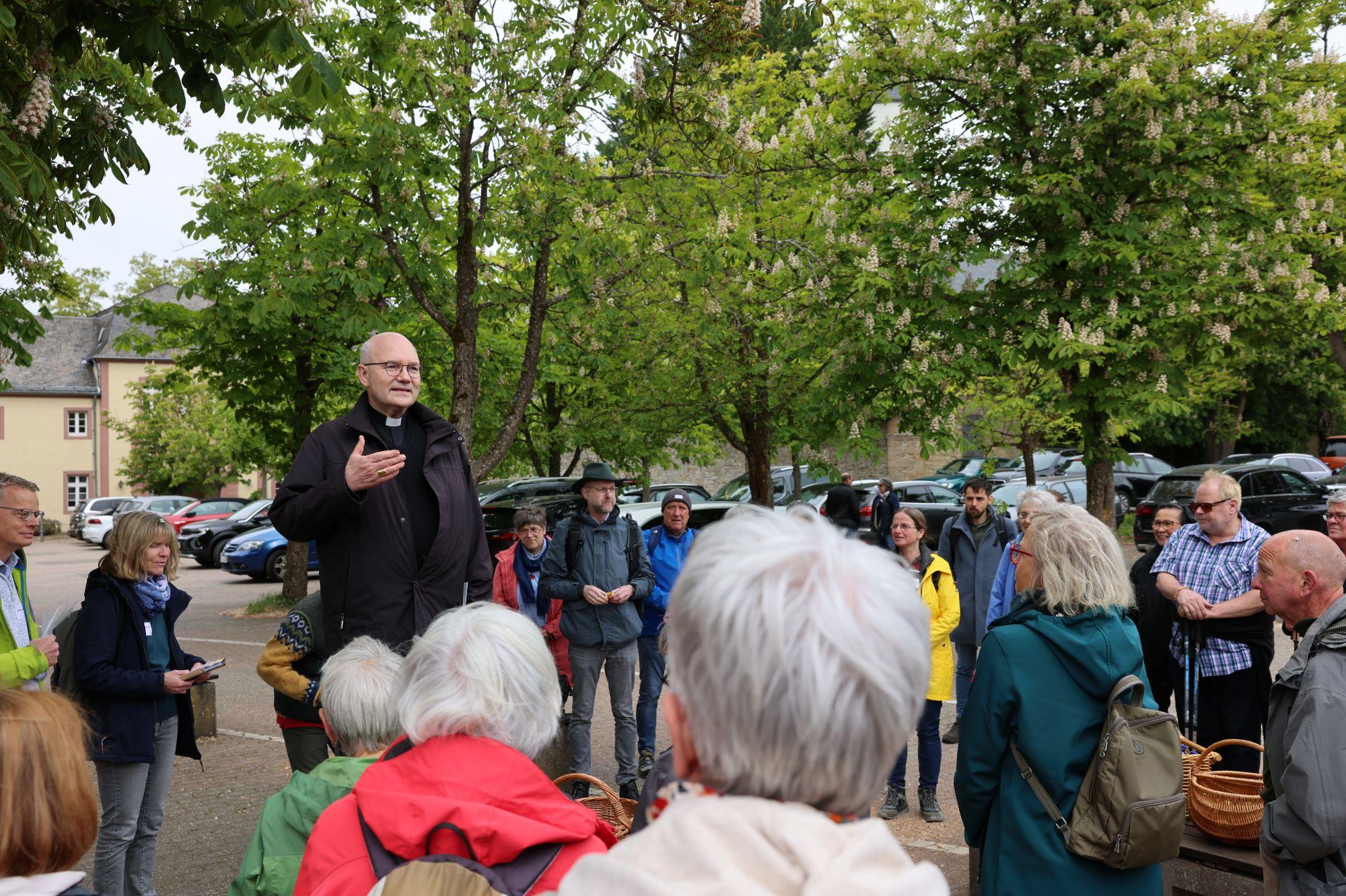 „Pilgern ist eine niederschwellige Art zu beten“, brachte es Bischof Dr. Helmut Dieser bei der Begrüßung auf den Punkt.