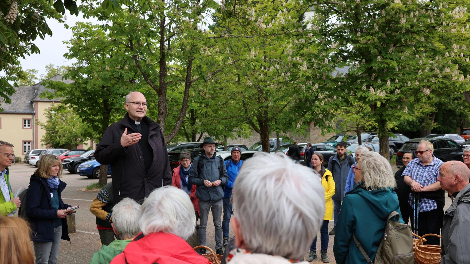 „Pilgern ist eine niederschwellige Art zu beten“, brachte es Bischof Dr. Helmut Dieser bei der Begrüßung auf den Punkt. (c) Stephan Johnen