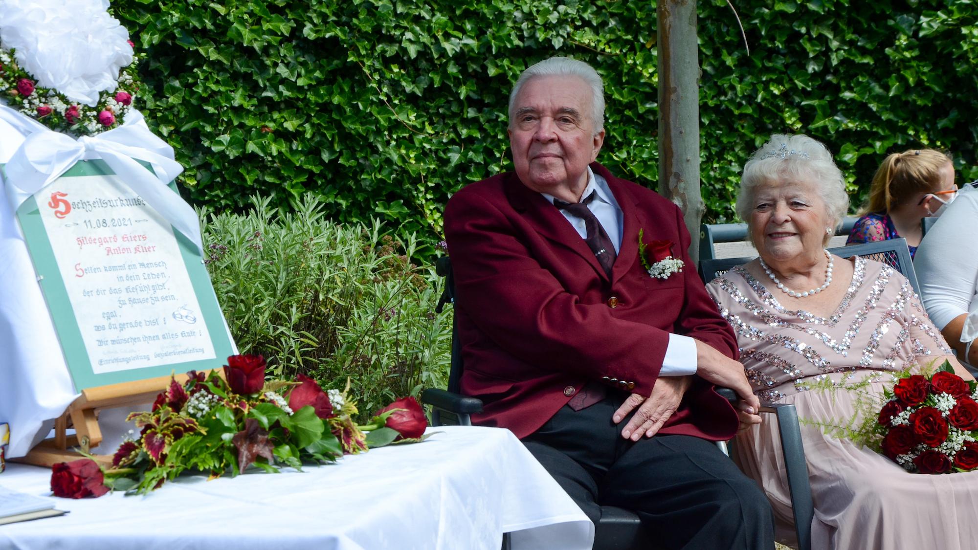 Anton Klier und Hildegard Giers feierten Hochzeit in dem Garten, in dem sie sich vor gut zwei Jahren kennenlernten. (c) Caritaszentrum