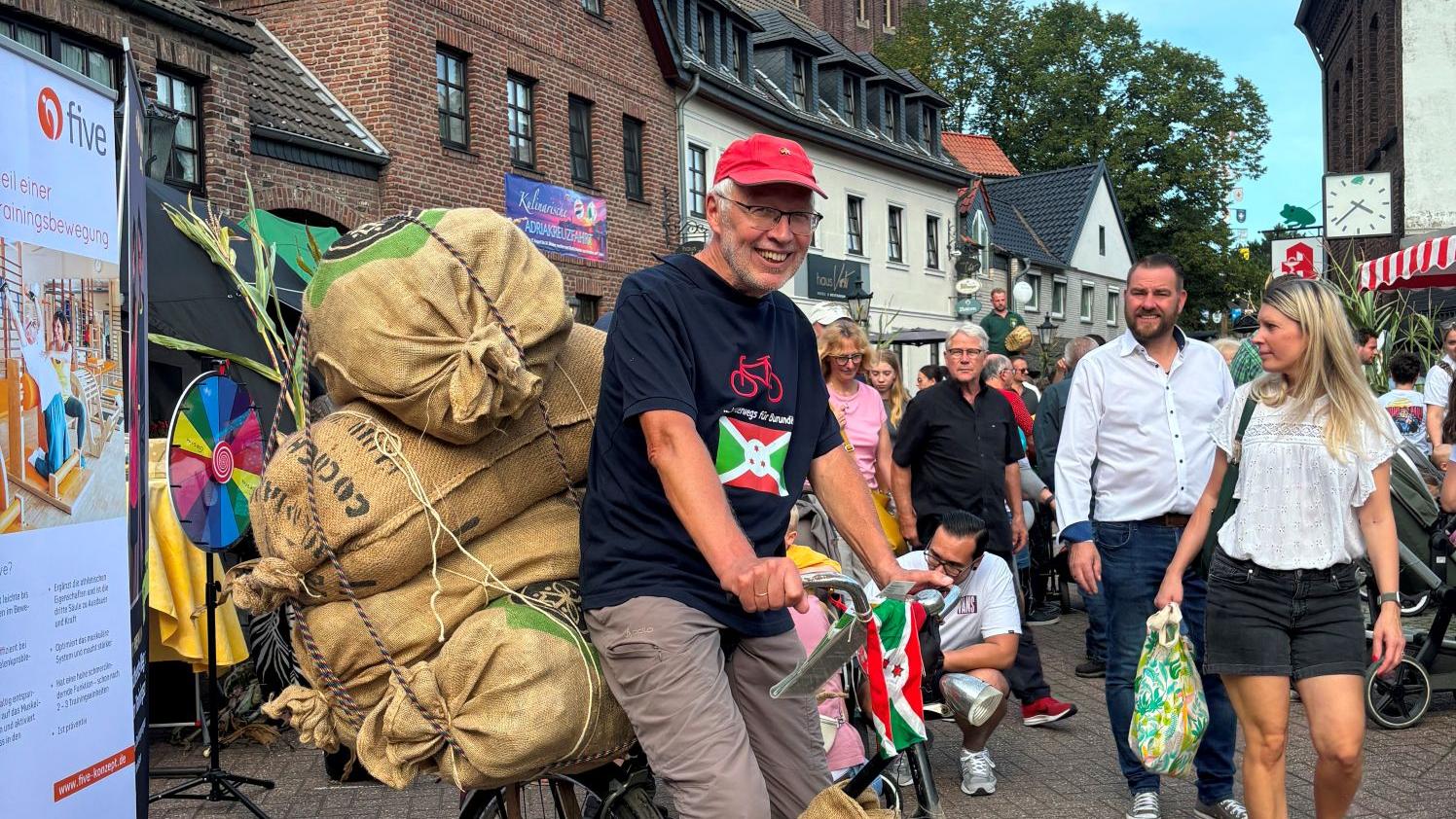 Friedhelm Leven mit einem für Burundi typischen Lastenrad beim Apfelfest in Vorst. (c) Friedhelm Leven
