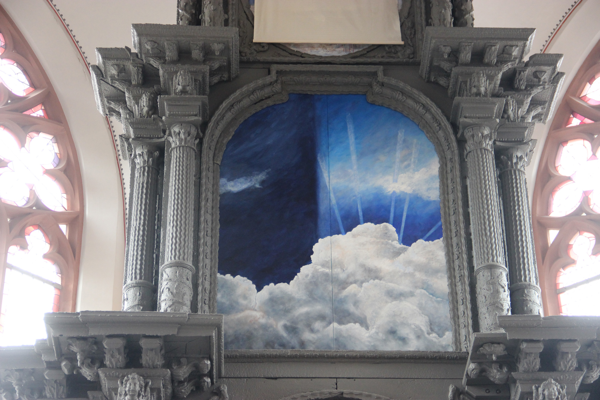 Mit dem Wolkenmotiv und dem Hell-Dunkel-Kontrast nimmt Uwe Appold Bezug auf die Kunst des Barock.