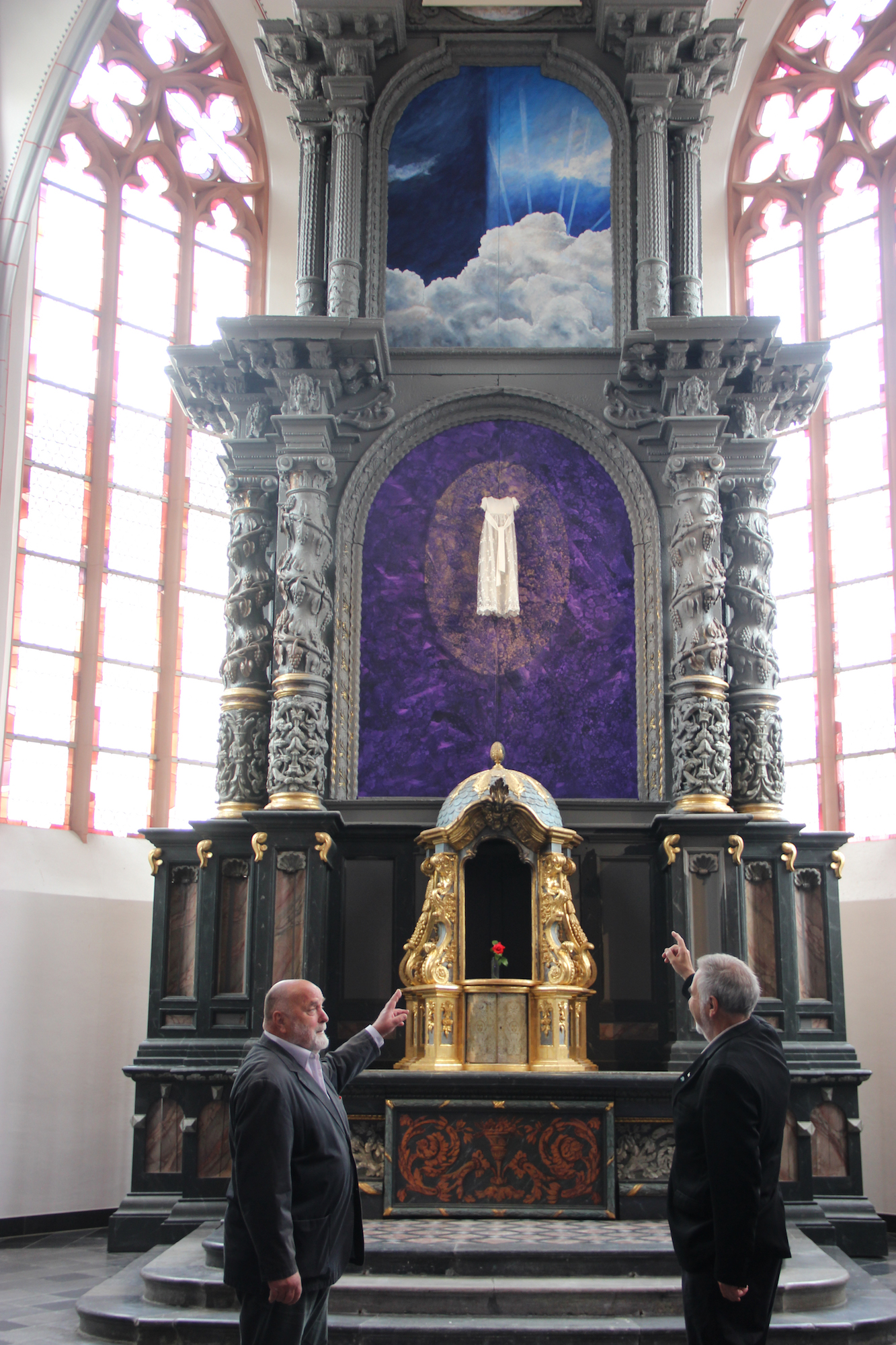 Künstler Uwe Appold (links) mit Dompropst Rolf-Peter Cremer vor den bereits enthüllten Bildern des Altars. (c) Andrea Thomas