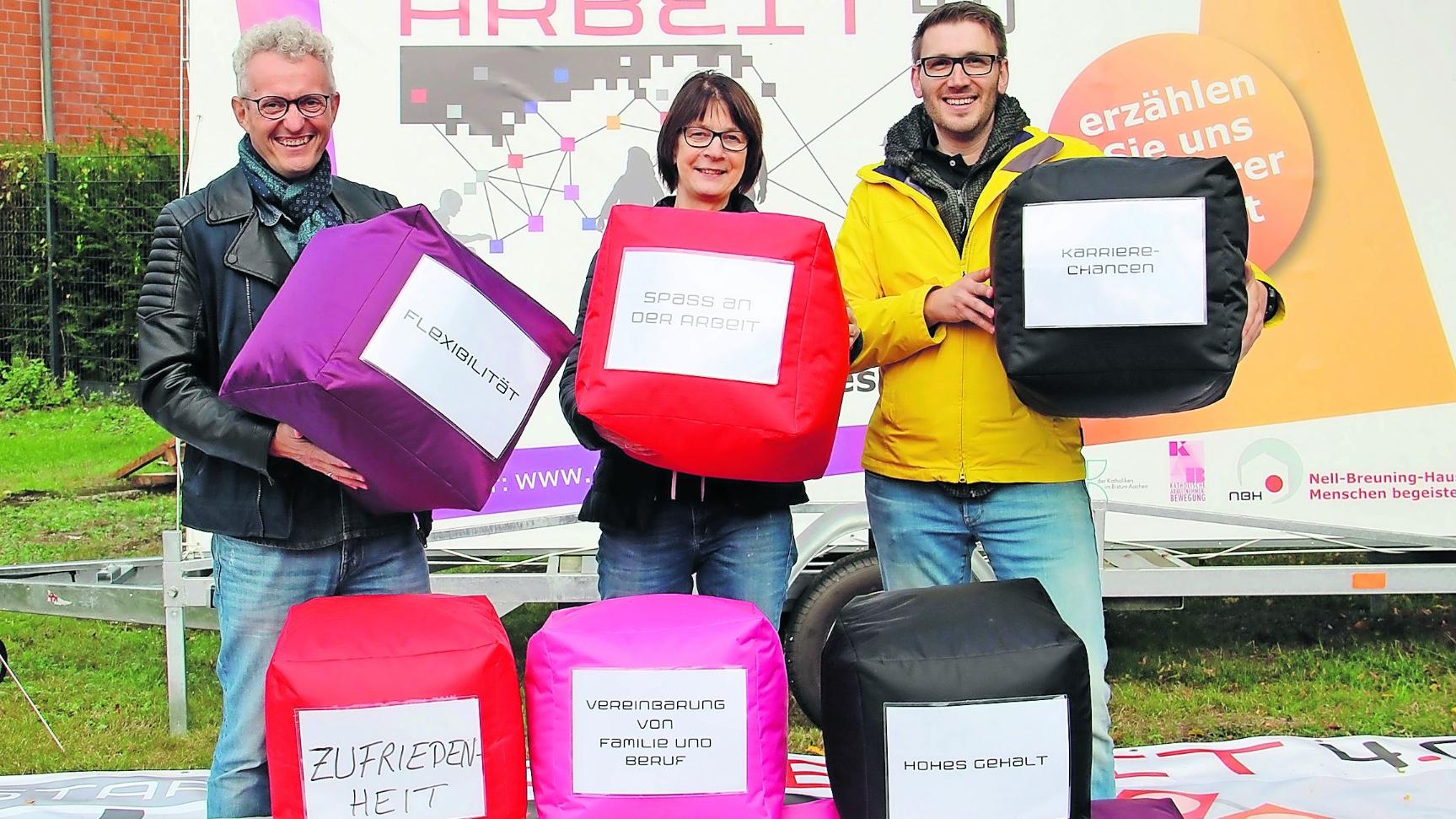 Manfred Körber, Mechtild Jansen und Projektmitarbeiter Oliver Odenthal inmitten der Werte-Pyramide. (c) Andrea Thomas