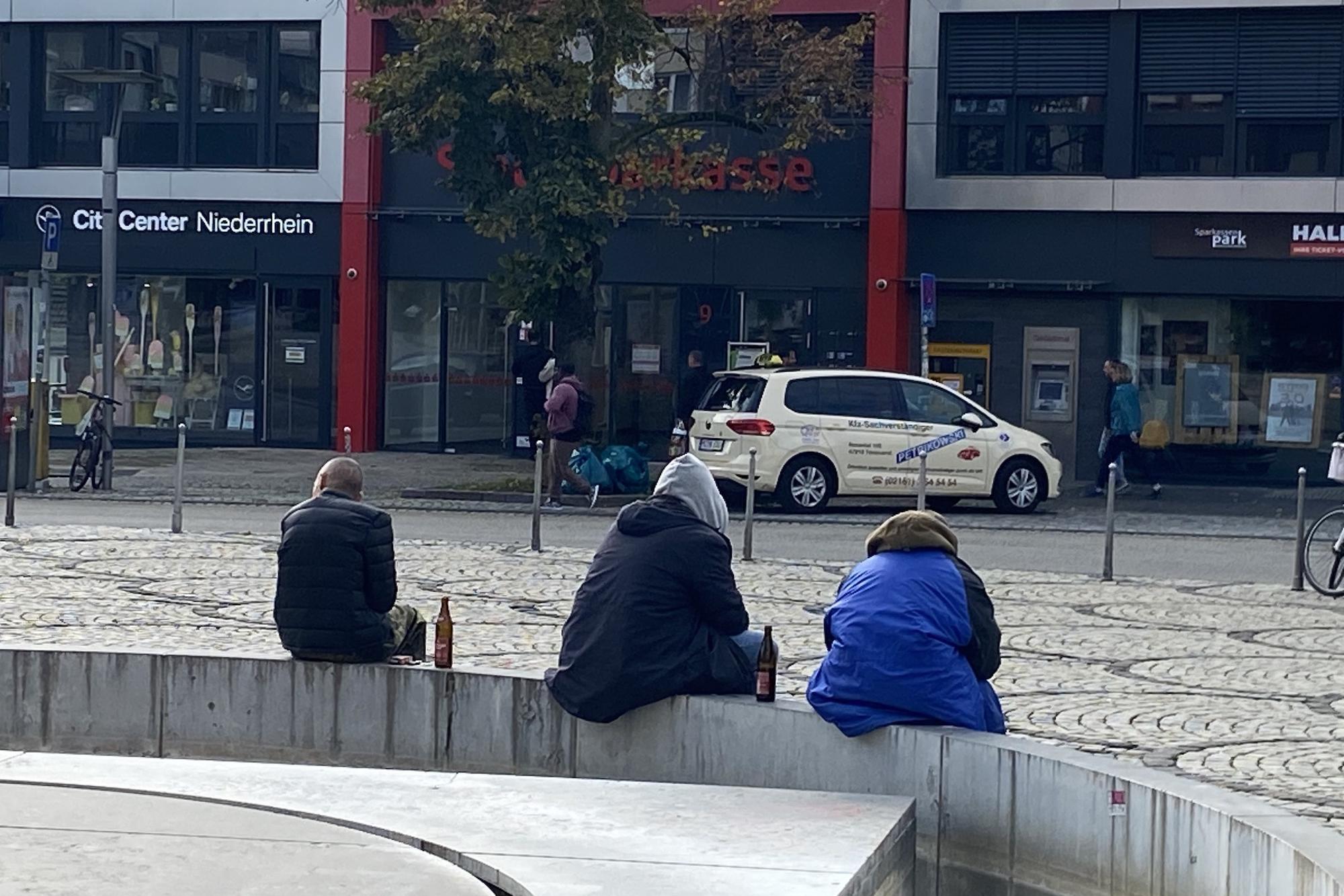 Auf den Straßen in Mönchengladbach ist die Armut sichtbar. Tagsüber auf den Plätzen, nachts in den Eingängen der Geschäfte und in den Parks.