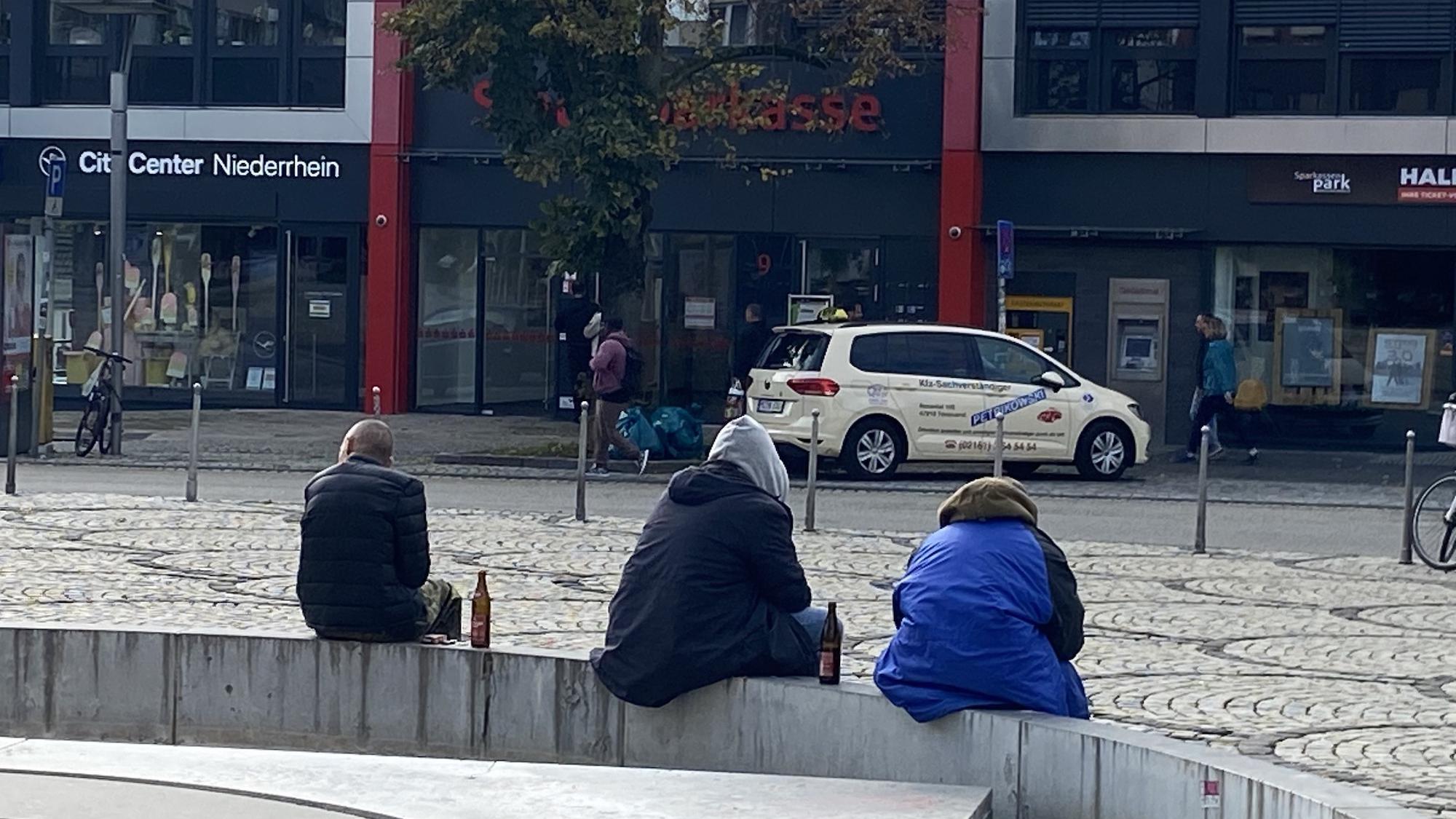 Auf den Straßen in Mönchengladbach ist die Armut sichtbar. Tagsüber auf den Plätzen, nachts in den Eingängen der Geschäfte und in den Parks. (c) Garnet Manecke