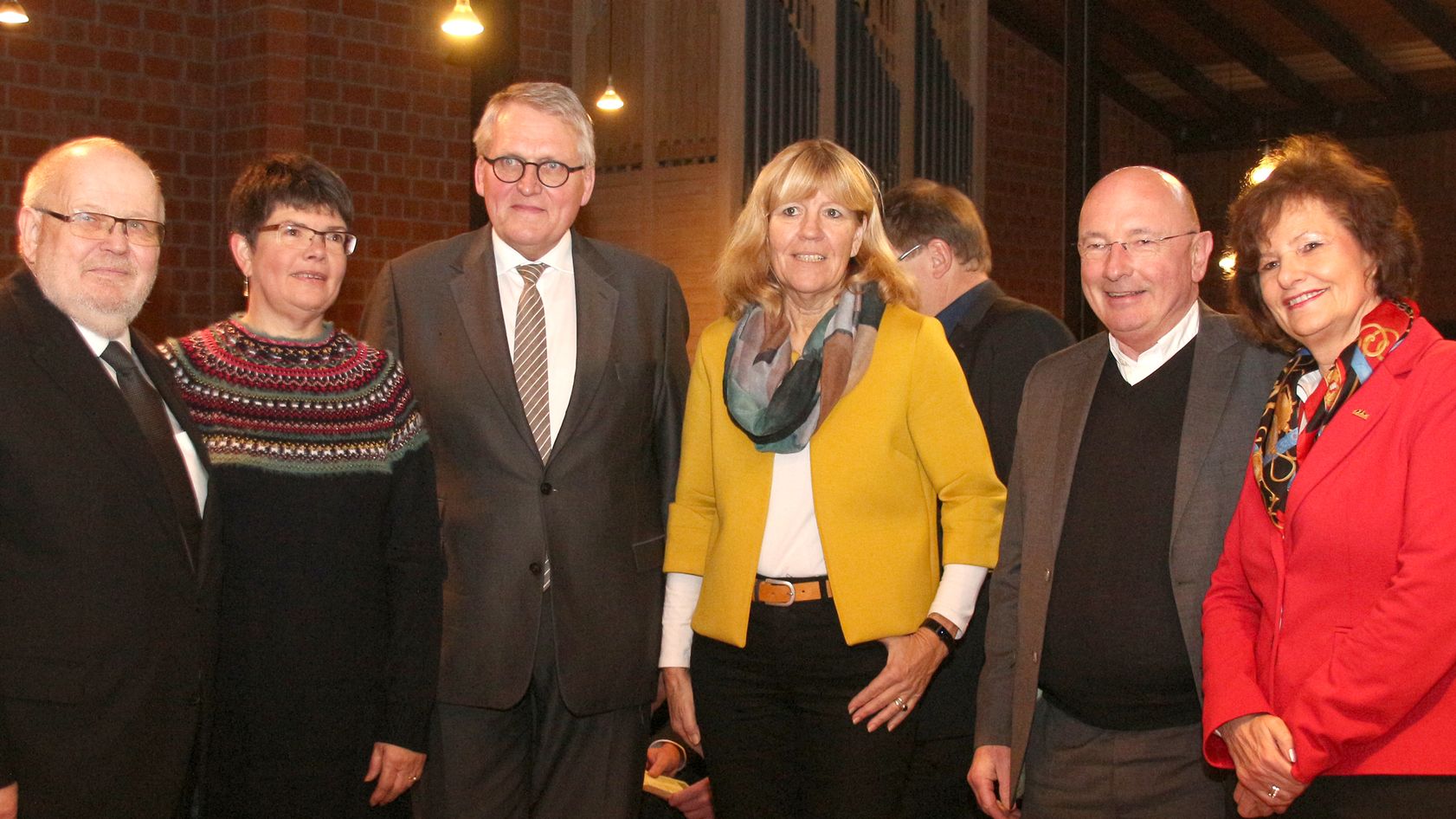 Das neue Regionalteam mit (l.) Hans-Joachim Hofer, Elisabeth Vraatz  (2. v. l.) und  Heiner Schmitz  (2. v. r.) mit Referent Thomas Sternberg (M.) und den Bürgermeisterinnen von Meerbusch, Angelika Mielke-Westerlage (r.), und Krefeld, Gisela Klaer (3. v. r.). (c) Dorothée Schenk