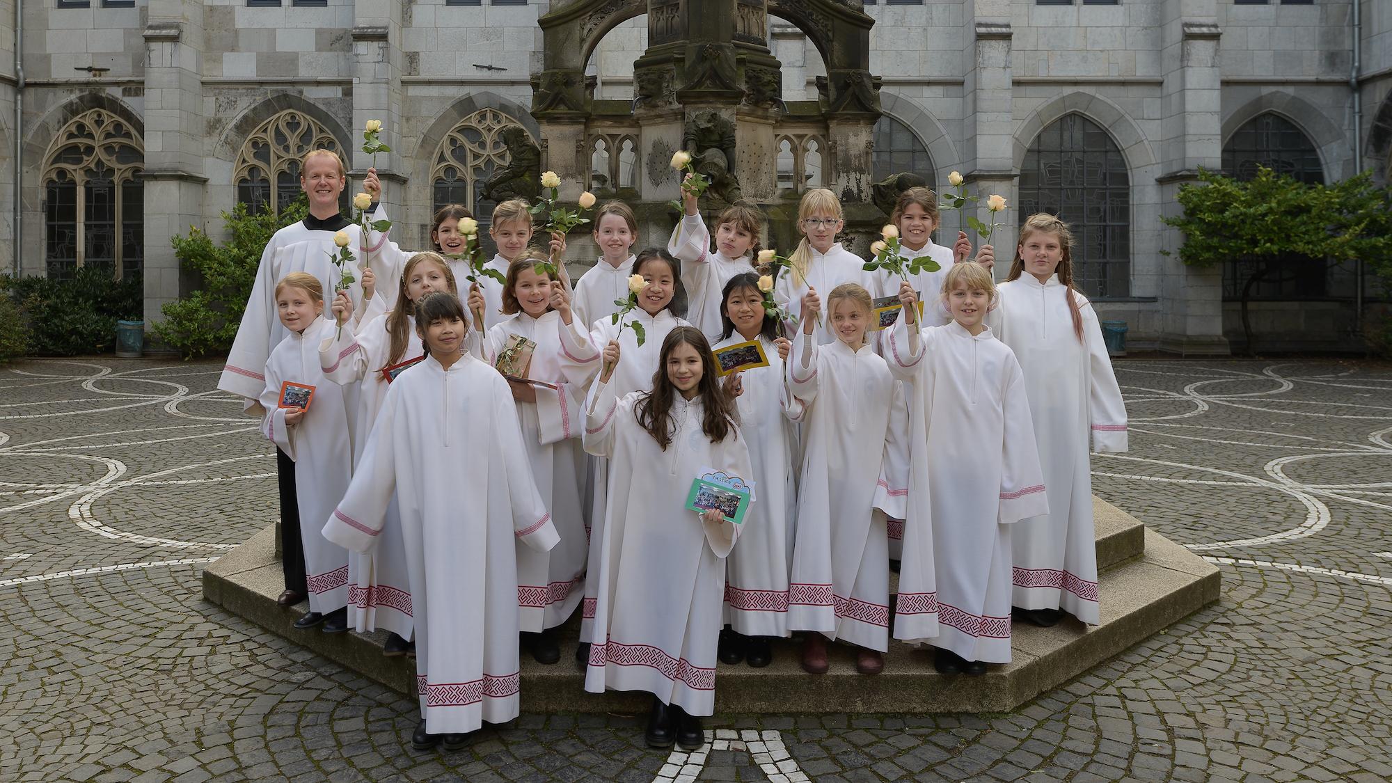 Die jüngsten Neuzugänge: Yeva (ganz rechts) und mehr als ein Dutzend andere Sängerinnen am Tag ihrer offiziellen Aufnahme in den Mädchenchor am Aachener Dom. (c) Domkapitel Aachen