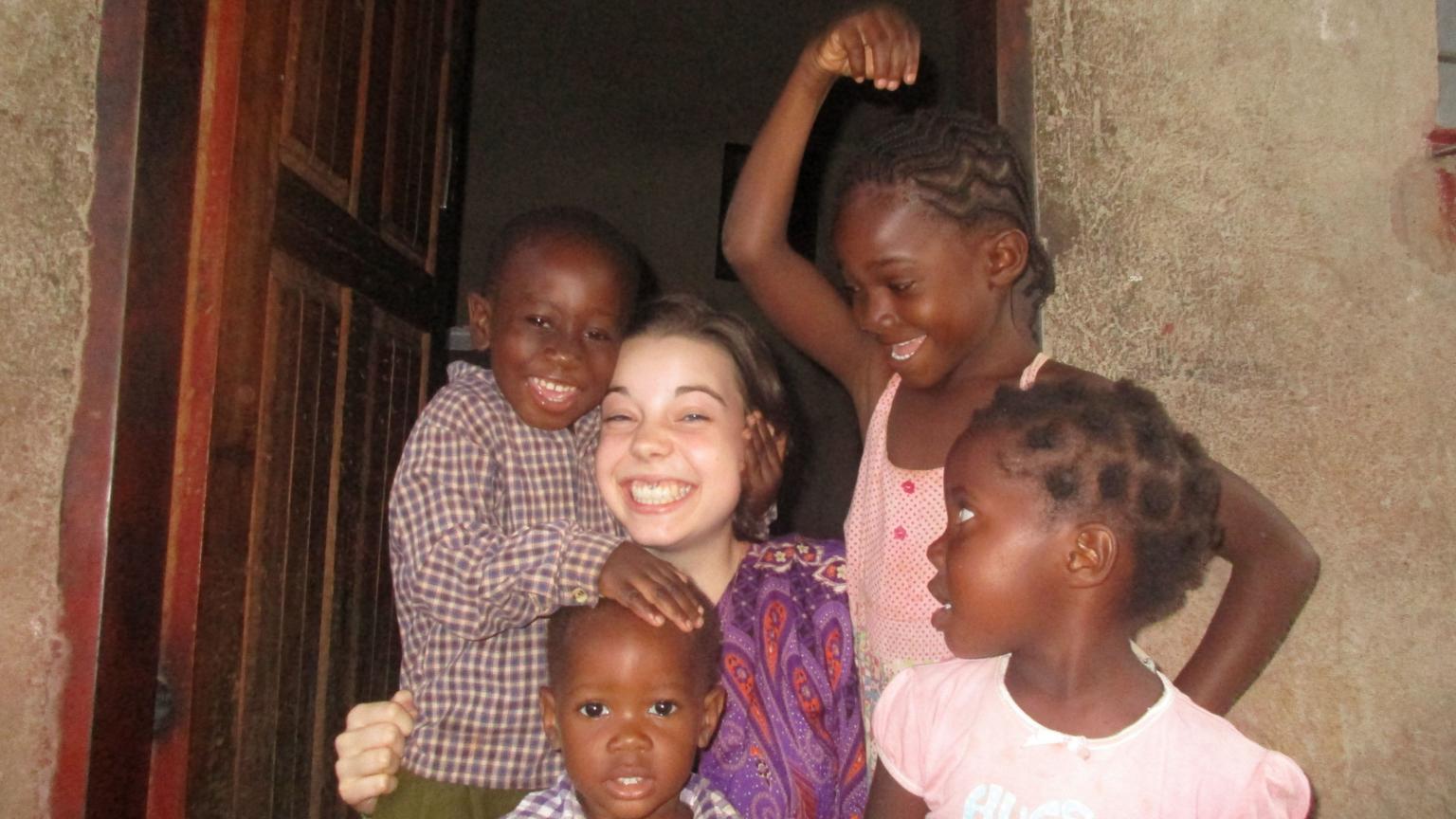 Helen hat ihre Familie für ein Jahr verlassen, um mit anderen Menschen zu leben und in Sozialprojekten mitzuarbeiten. Ihre Zeit in Afrika ermöglichte ihr vielseitige Erfahrungen mit allen Höhen und Tiefen. Land und Leute, aber auch sich selbst lernte sie in dieser Zeit neu und anders kennen. (c) privat