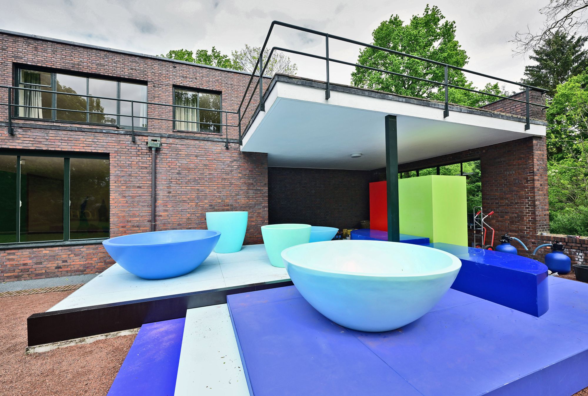 Nicht nur die Villen Haus Esters und Haus Lange sind als Bauhausvillen berühmt, auch in den Gärten finden Kunstbegeisterte viele Anlaufstellen, dauerhaft und bei Ausstellungen. (c) Andreas Bischof