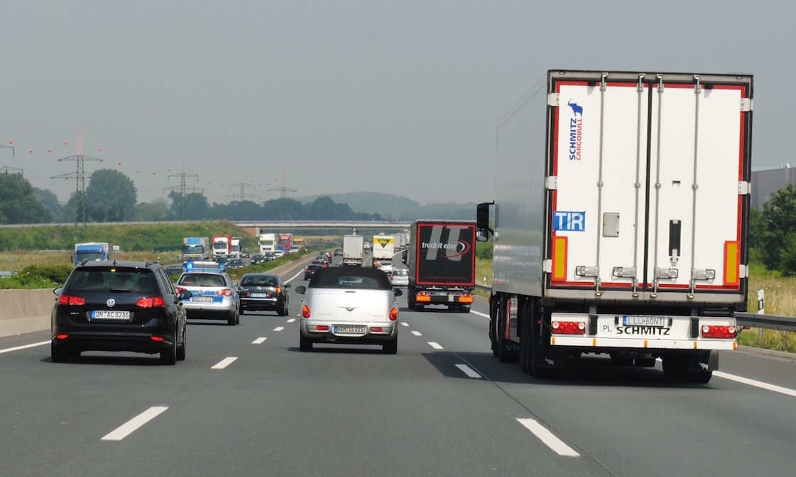 Um autonomes Fahren ist eine emotionale Diskussion entstanden. Darf man einem Algorithmus überlassen, wohin das Auto im Falle eines Unfalls steuert? (c) www.pixabay.com