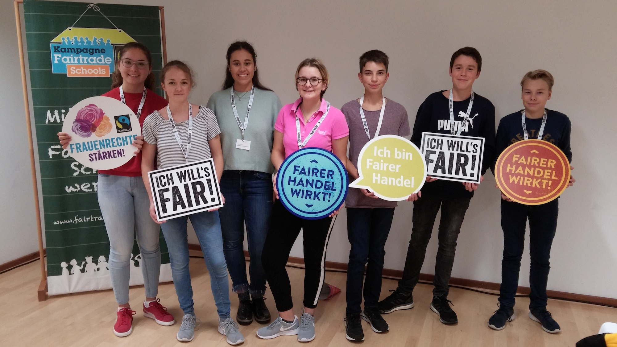 Eine Gruppe bei der Fairtrade-Akademie in Duisburg, wo sie Workshops besucht und eine Urkunde als Fairtrade-Botschafter bekommen hat. (c) Bischöfliche Liebfrauenschule Eschweiler