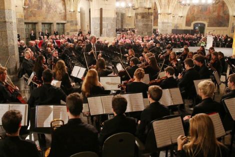 Beim Festakt zum 75. Geburtstag von Bischof em. Heinrich Mussinghoff spielte das Sinfonieorchester im Krönungssaal des Aachener Rathauses. (c) Bischöfliche Marienschule Mönchengladbach