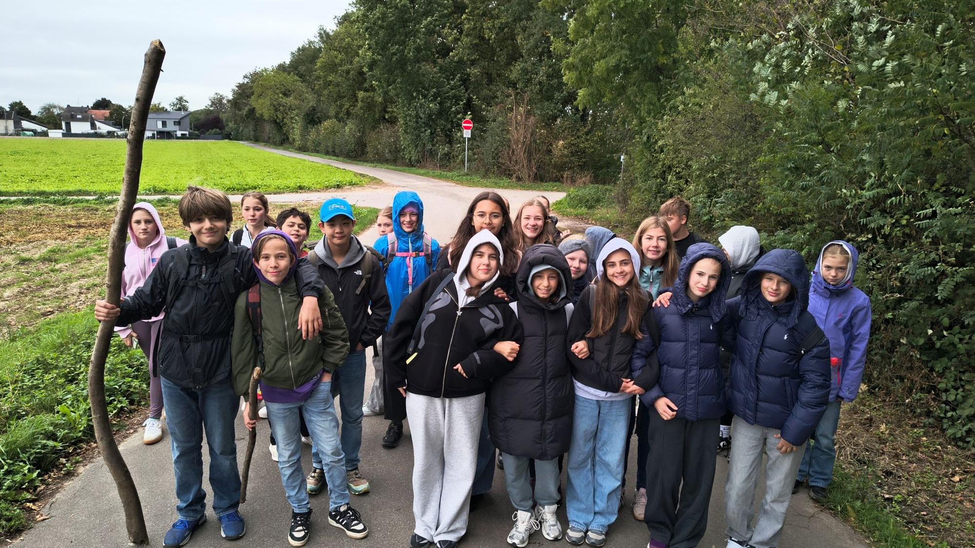 Sie sind sichtlich stolz auf ihre Leistung: In Gruppen haben sich die Mädchen und Jungen beim Solidaritätsmarsch auf den Weg gemacht. (c) Bischöfliche Marienschule