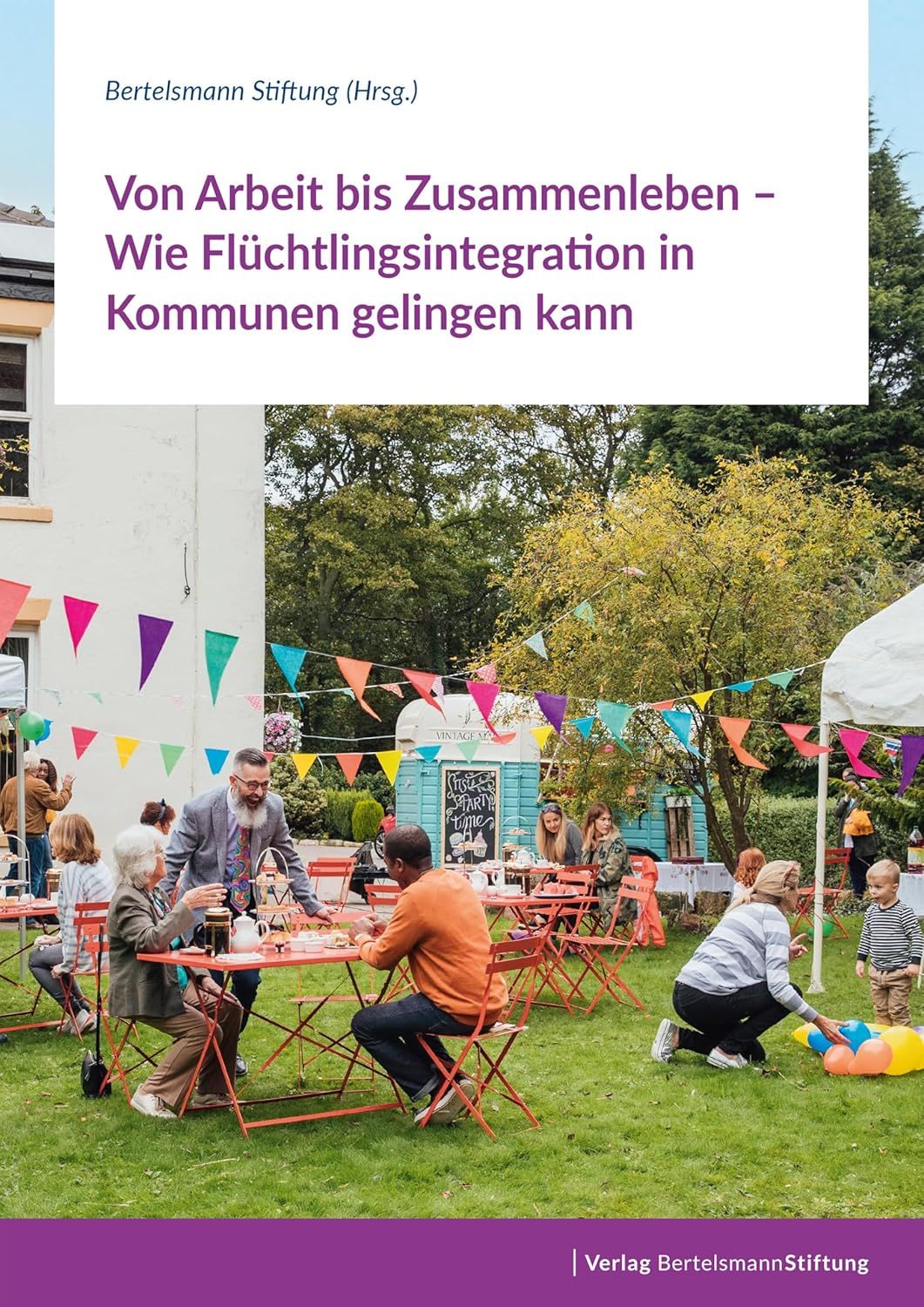 Zum Nachlesen: Die von Michael Esser beschriebenen Good-Practice-Beispiele für Integrationsmaßnahmen stammen aus der aktuellen Publikation „Von Arbeit bis Zusammenleben – Wie Flüchtlingsintegration in Kommunen gelingen kann“ (Verlag Bertelsmann Stiftung, ISBN  978-3-86793-998-0, 18 Euro). (c) Bertelsmann-Stiftung