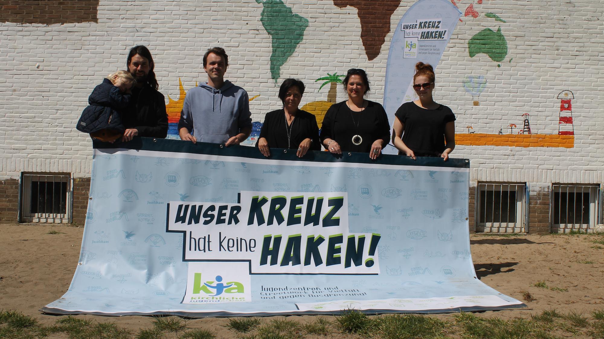 Die Banner-Aktion will Vielfalt,  Toleranz und Demokratie in die  Region hinaustragen. (c) Kathrin Albrecht