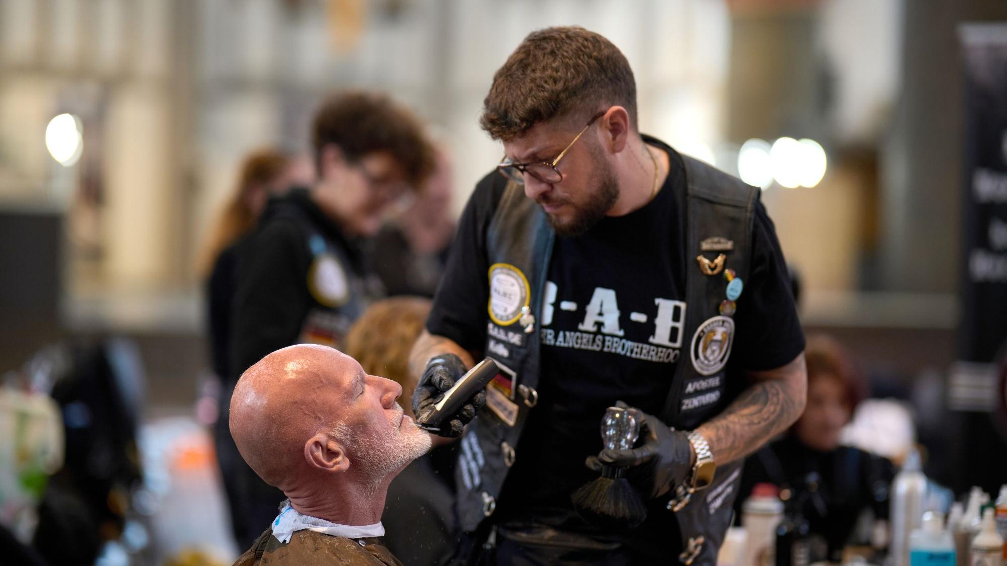 Kevin Cortese organisiert und leitet Einsätze der Barber Angels wie hier in Mönchengladbach. (c) Barber Angels/Andreas Prömpler