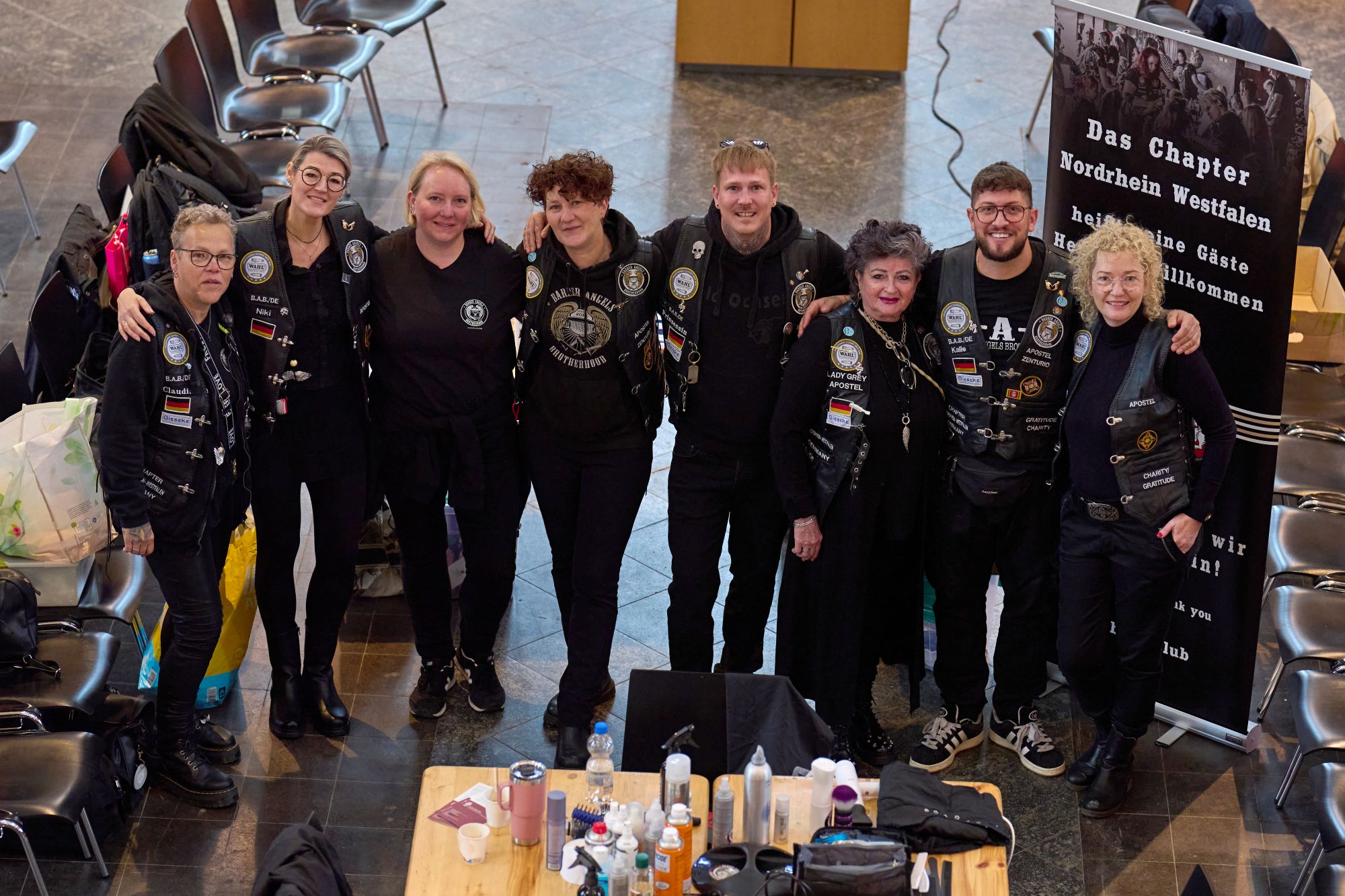 Mit ihren Kutten sehen die Barber Angels wie eine wilde Truppe aus. Wo sie hinkommen, bekommen Menschen, die kaum gesehen werden, ihre Würde zurück. (c) Barber Angels/Andreas Prömpler