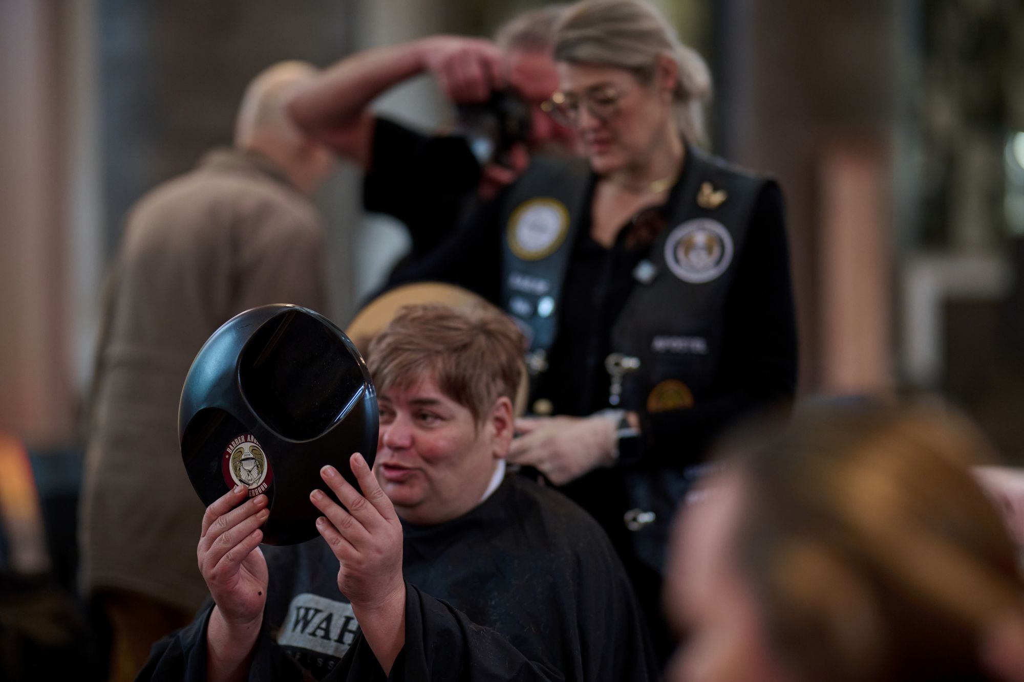 Der Blick in den Spiegel ist der Moment, an dem sich die Gäste spürbar aufrichten. (c) Barber Angels/Andreas Prömpler