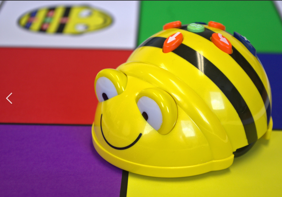 Mit dem Bee-Bot sammeln Kinder erste Erfahrungen beim Programmieren. (c) www.ekz.de
