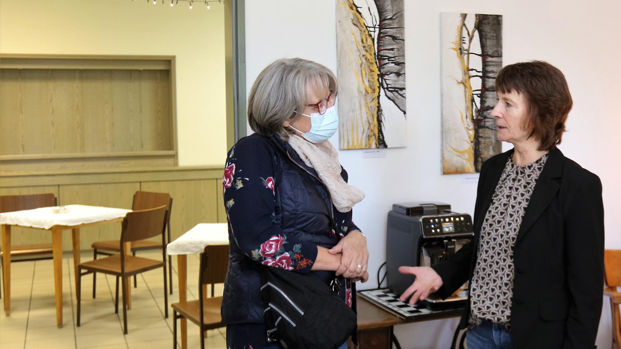 Gemeindereferentin Dorothee Wakefield (r.) im Gespräch mit einer interessierten Besucherin im Begegnungszentrum. (c) Stephan Johnen