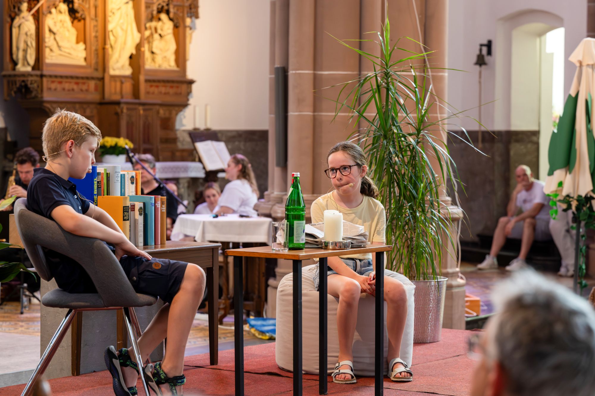 Leonora erzählt ihrem Vater von der Aufgabe. (c) Ralf Hohmann