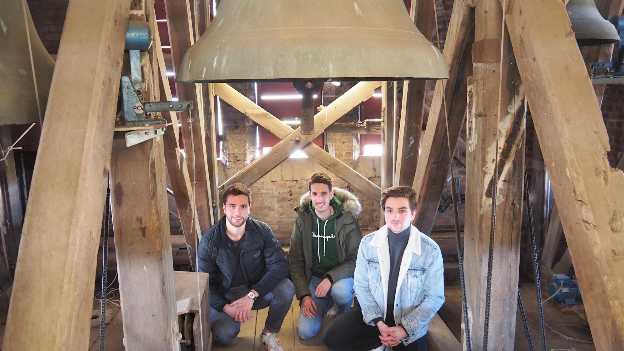 Die Arnoldsweiler Beiermänner im Glockenturm der Kirche Groß St. Arnold (v.l.): Etienne Voßen, Kilian Inden und Felix Hoffmann. (c) Andreas Drouve