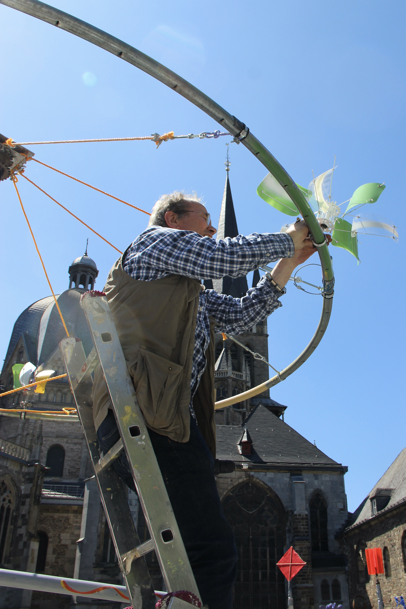 Künstler Berthold Westhoff befestigt einen Propeller. (c) Andrea Thomas