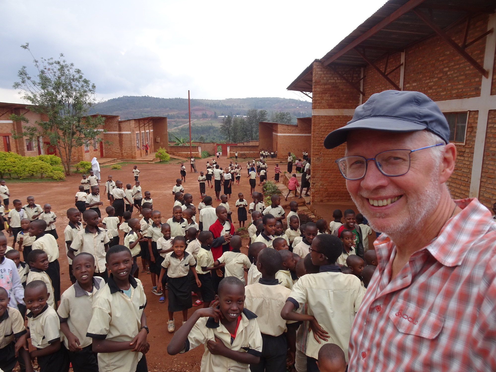 Friedhelm Leven beim Besuch einer Schule in Gitega. (c) privat