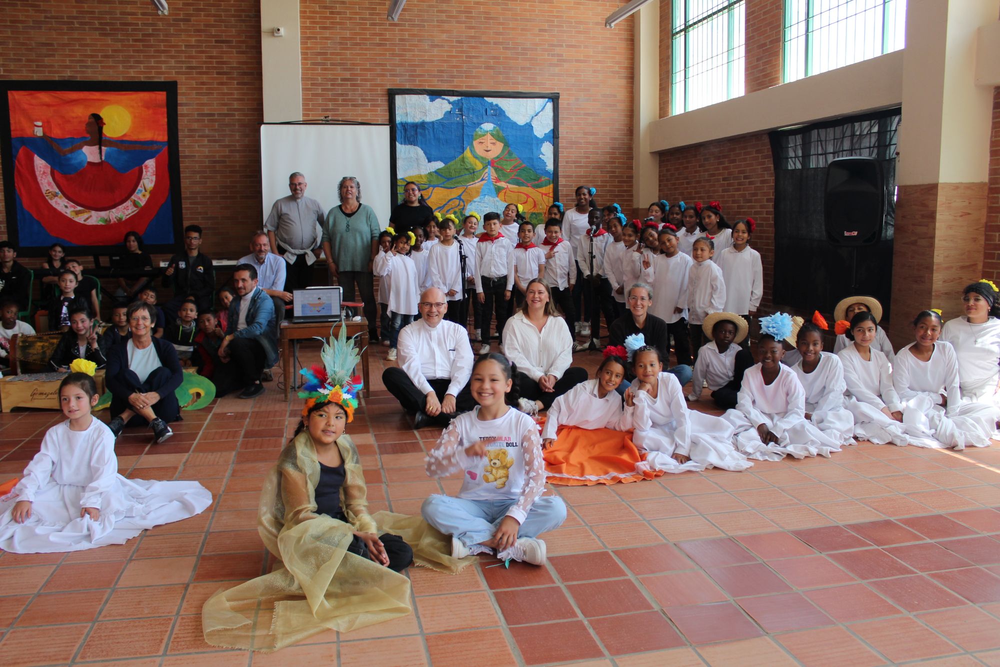 Besuch einer Delegation aus dem Bistum Aachen mit Bischof Dieser in einem Jugendzentrum in Cazucá, dem Flüchtlingsviertel Bogotás. Mit Kolumbien verbindet das Bistum Aachen eine über 60-jährige Partnerschaft. (c) BIstum Aachen/Jari Wieschmann