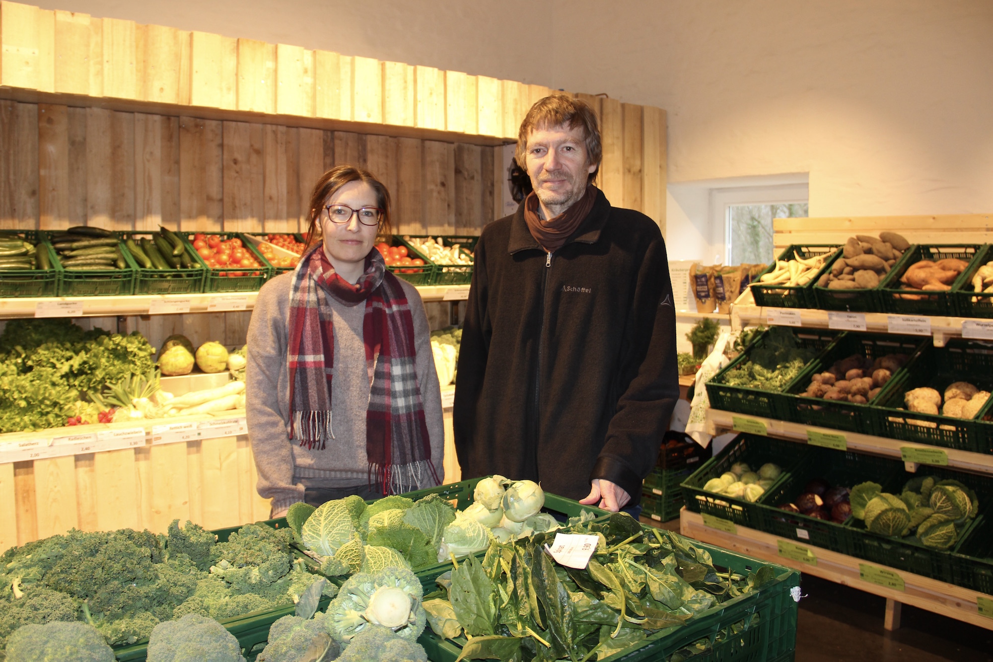 Sandra Melcher und Bernhard Ruhl im Bioladen, wo eigene und Produkte von Partnern verkauft  werden. (c) Andrea Thomas