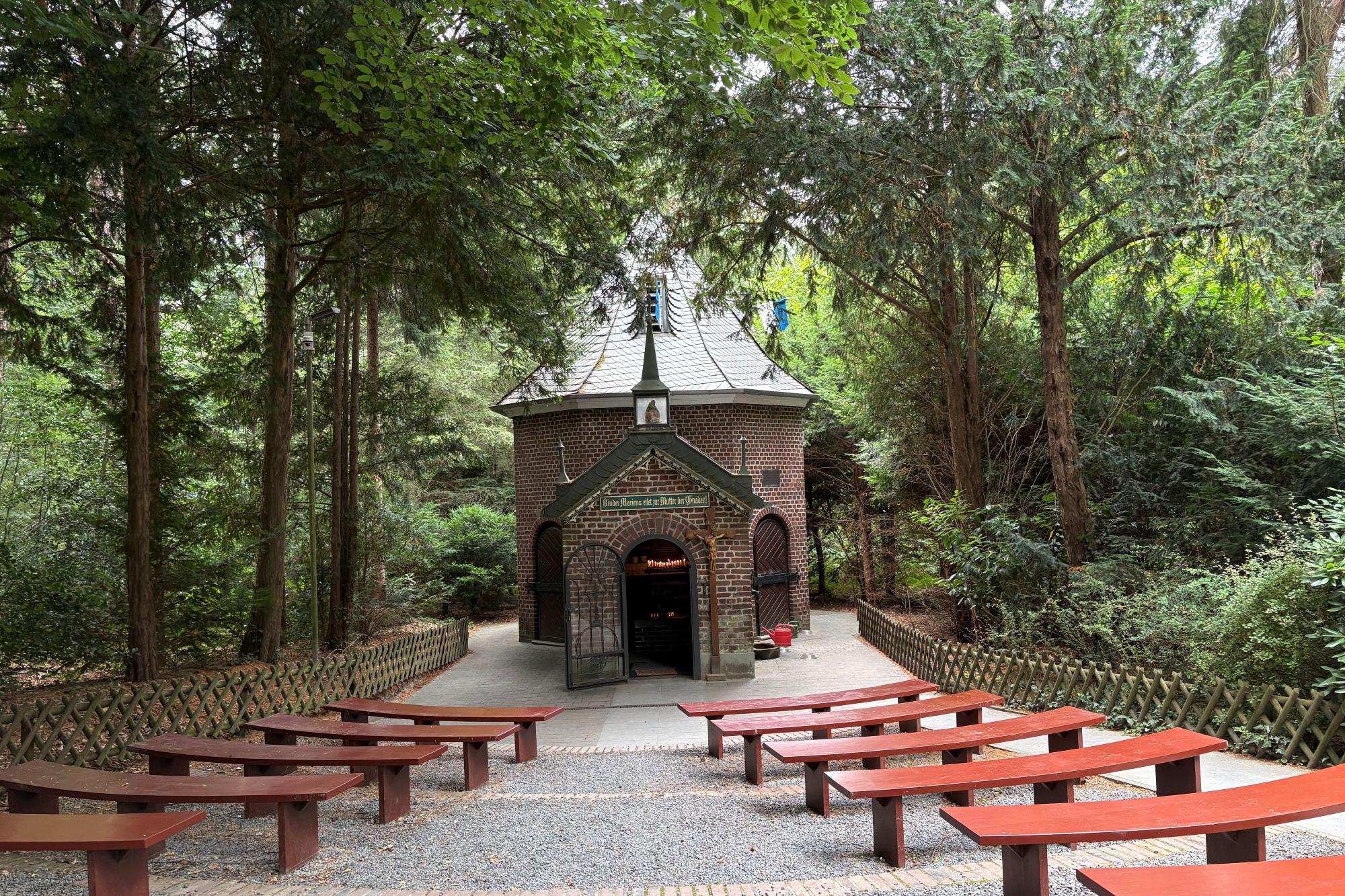 Weil der Platz in der Kapelle begrenzt ist, werden Gottesdienste draußen gefeiert.