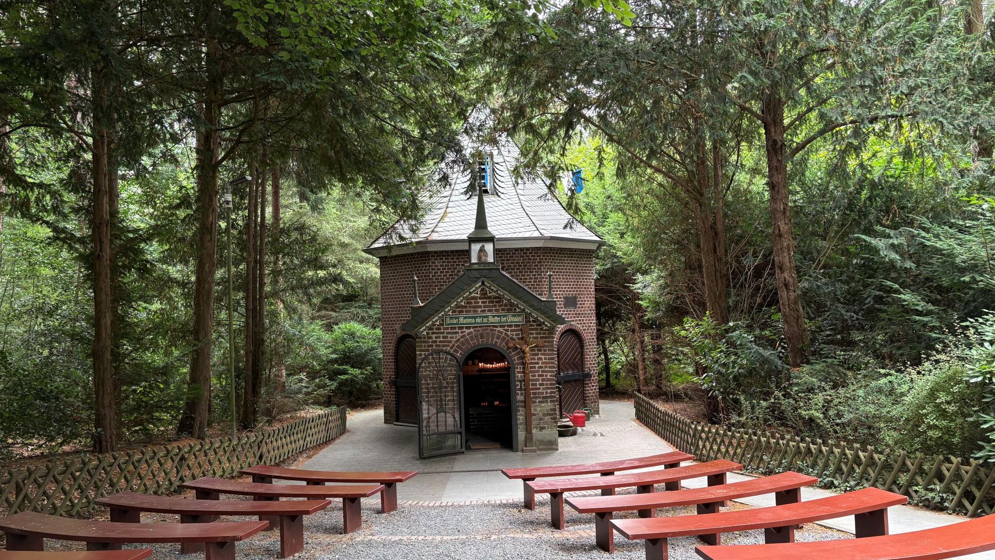 Weil der Platz in der Kapelle begrenzt ist, werden Gottesdienste draußen gefeiert. (c) Garnet Manecke