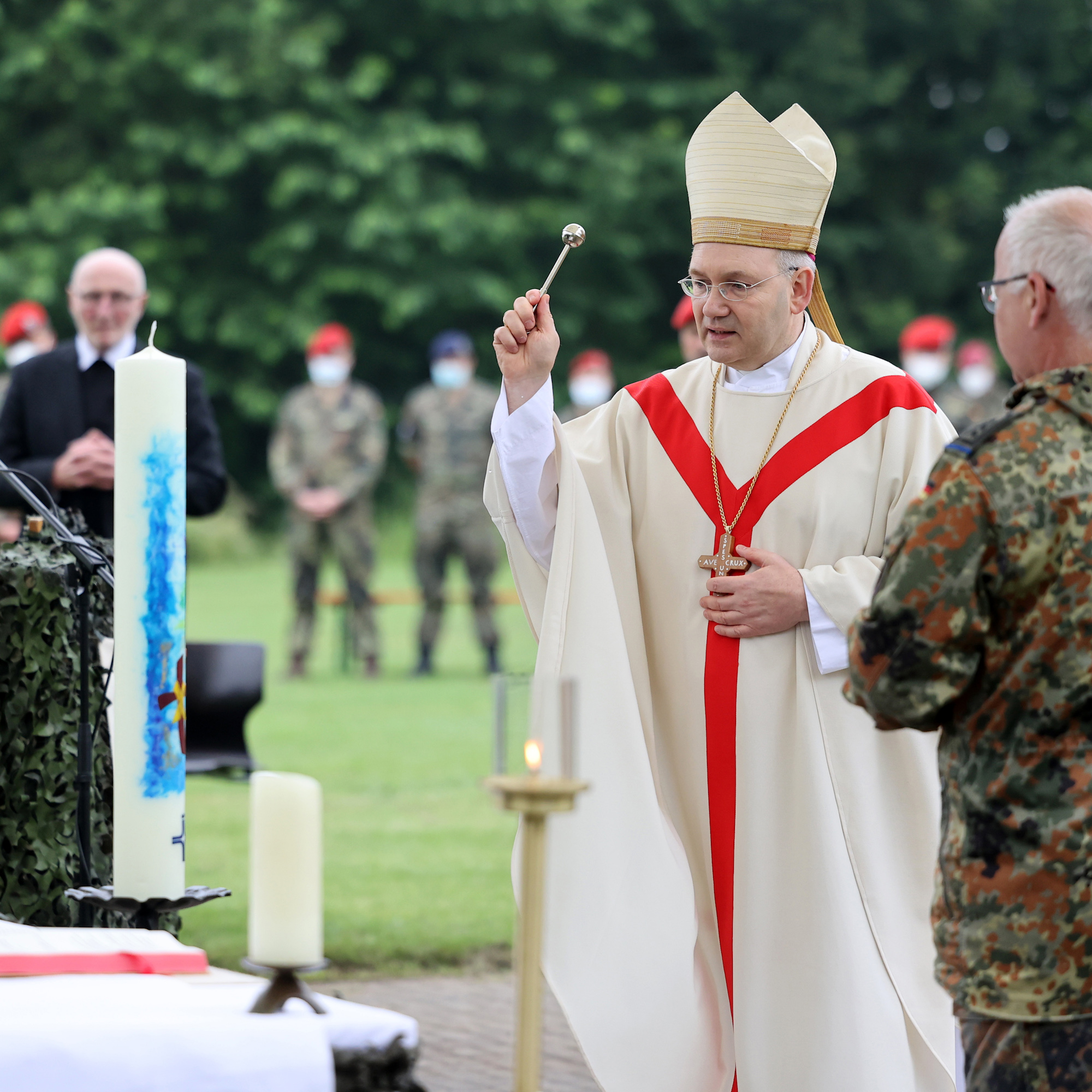 Bischof Dieser segnet die Friedenskerze, die die Soldaten auch zu Einsätzen begleiten soll. (c) Bistum Aachen/Andreas Steindl