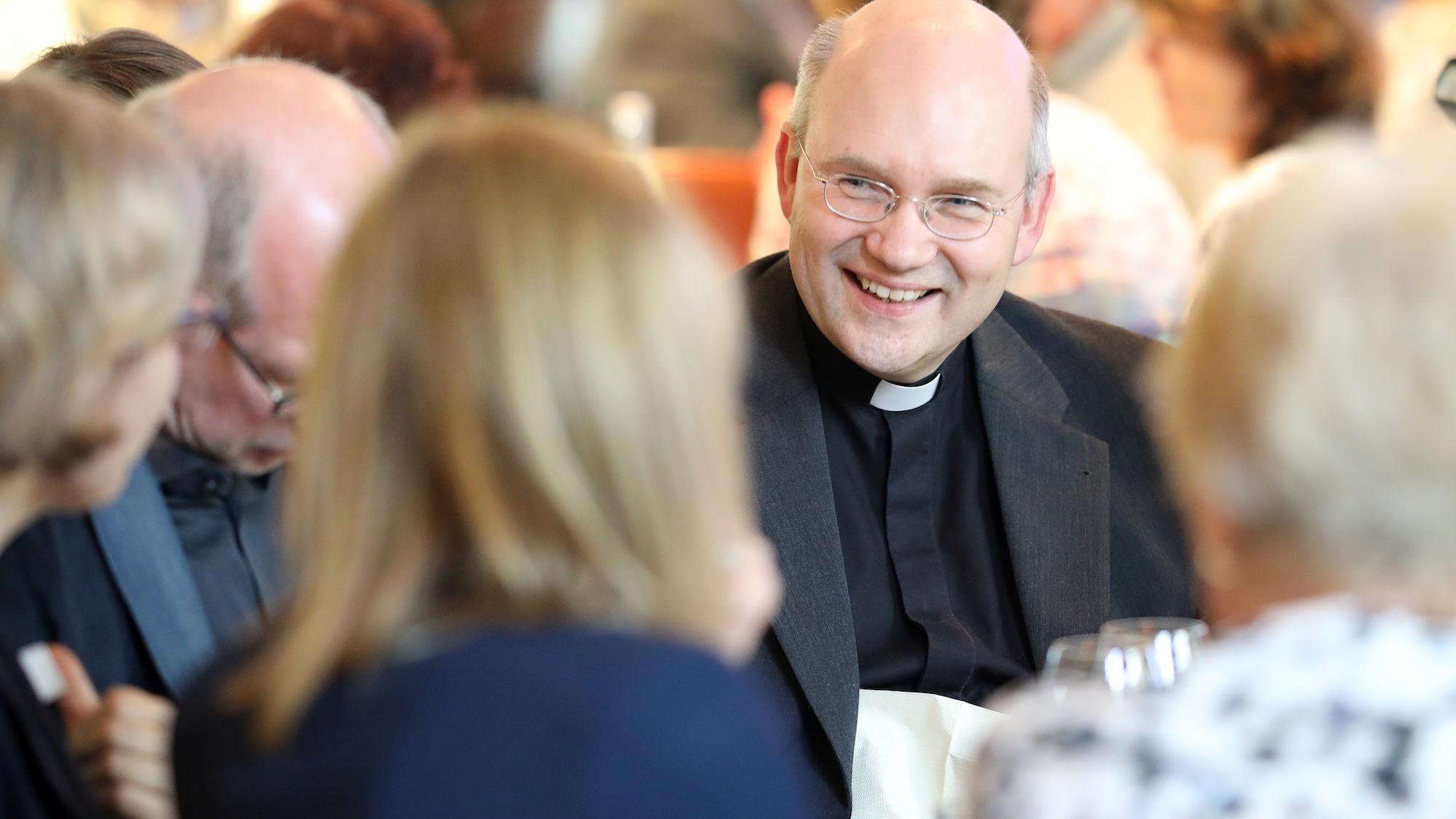 Bischof Helmut Dieser hat nach eigenem Bekenntnis im Dialog mit den Menschen viel gelernt und seine Sichtweise geändert. (c) Bistum Aachen/Andreas Steindl