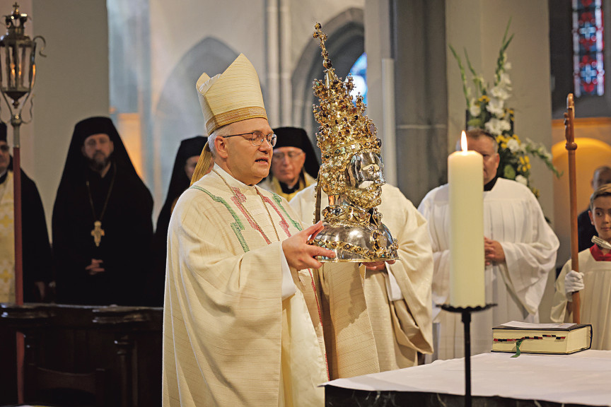 Bischof Helmut Dieser mit der Büste des heiligen Kornelius, dessen Oktav zeitgleich gefeiert wurde. (c) Bistum Aachen/Andreas Steindl
