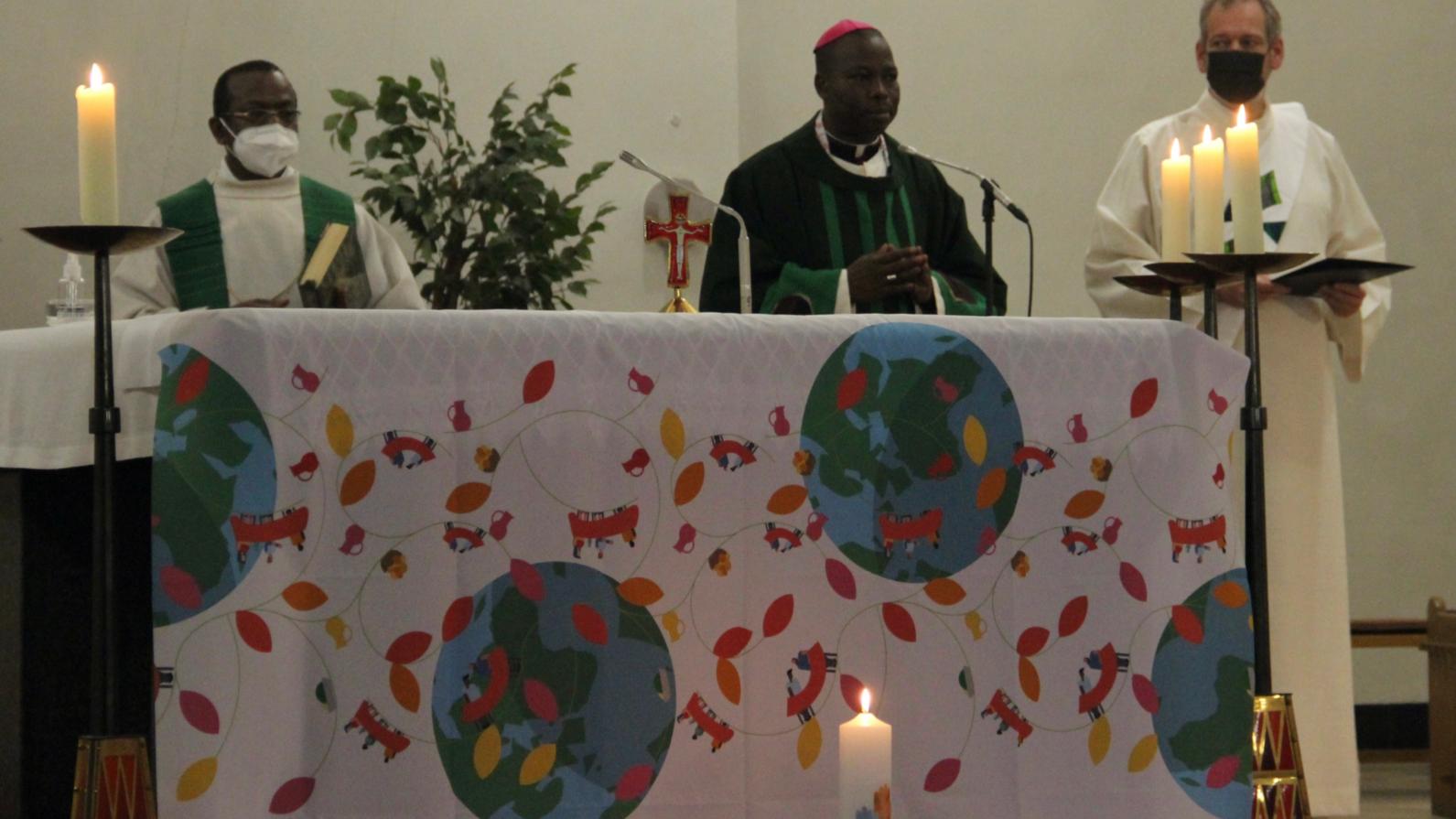 Zum Abschluss feiert Bischof Stephen (M.) mit Pater Camillus (l.), Diakon Markus Offner und der afrikanischen Gemeinde Gottesdienst. (c) Andrea Thomas